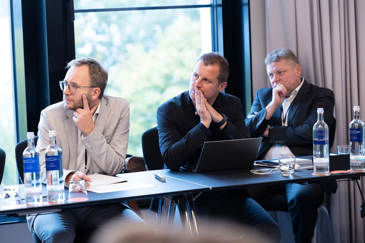 Männer lauschen Meeting Vortrag