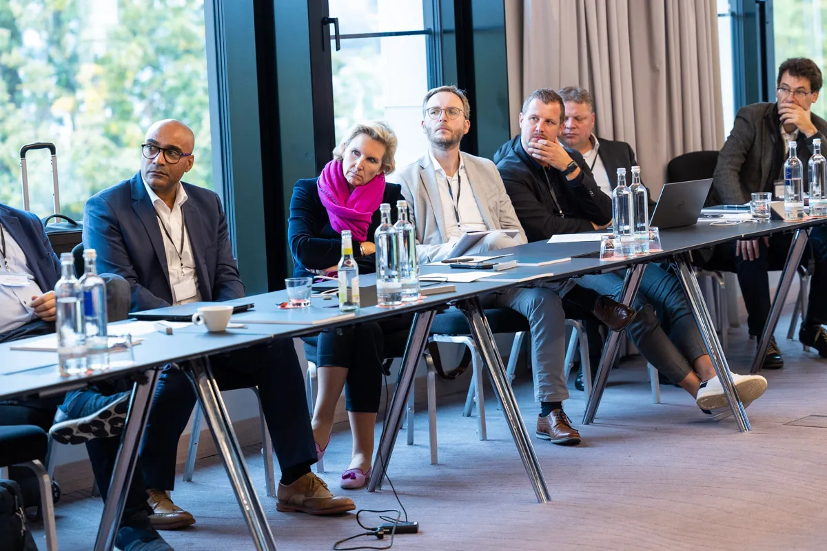 Meeting am langen Tisch
