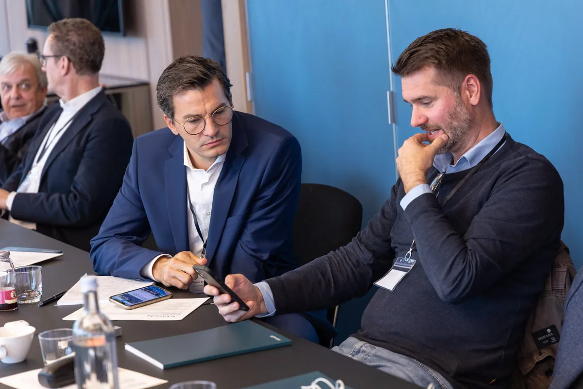 2 Männer unterhalten sich am Roundtable