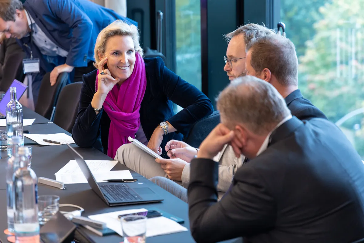 Frau unterhält sich mit 3 Männern am Arkwright Roundtable