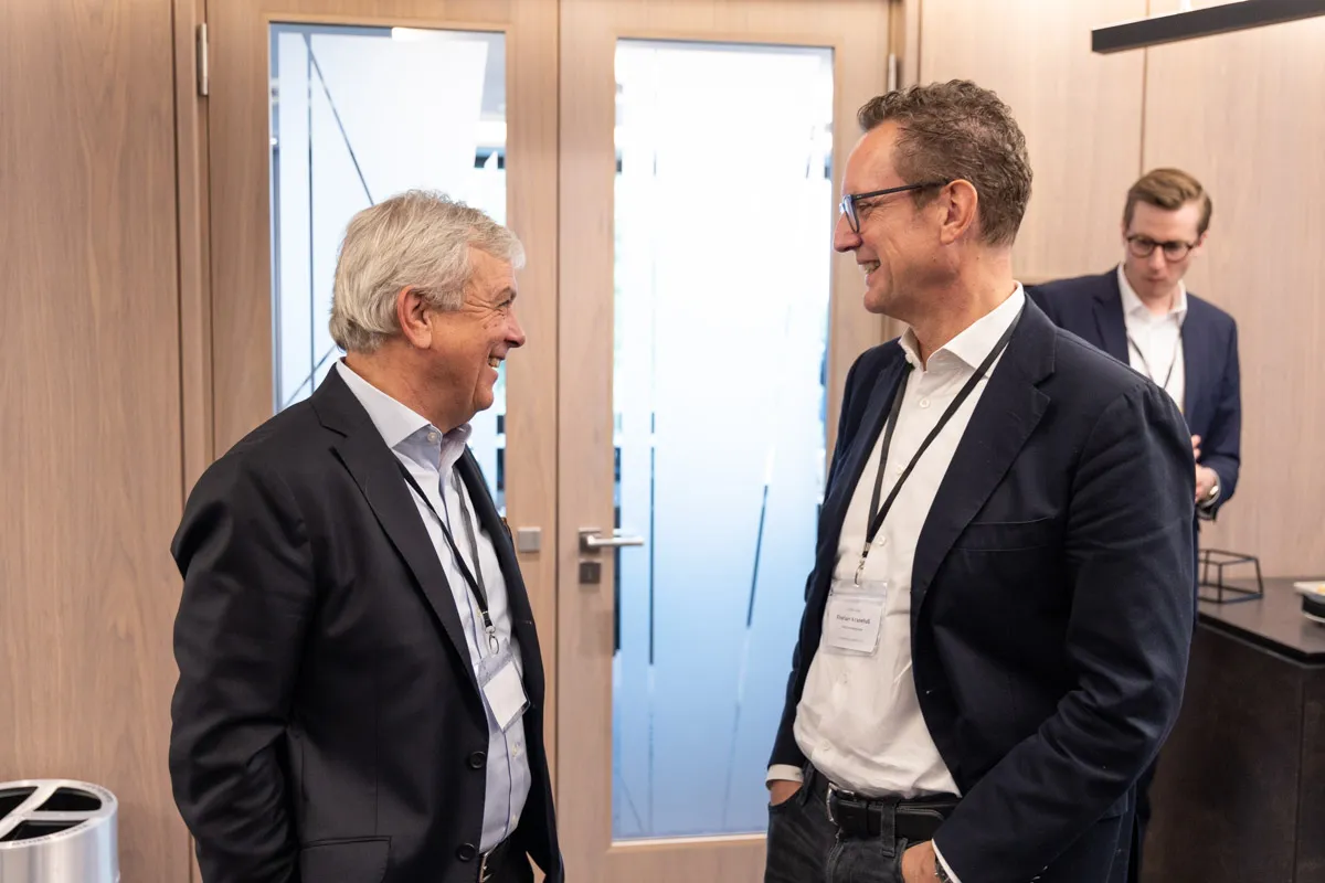 2 Männer unterhalten sich