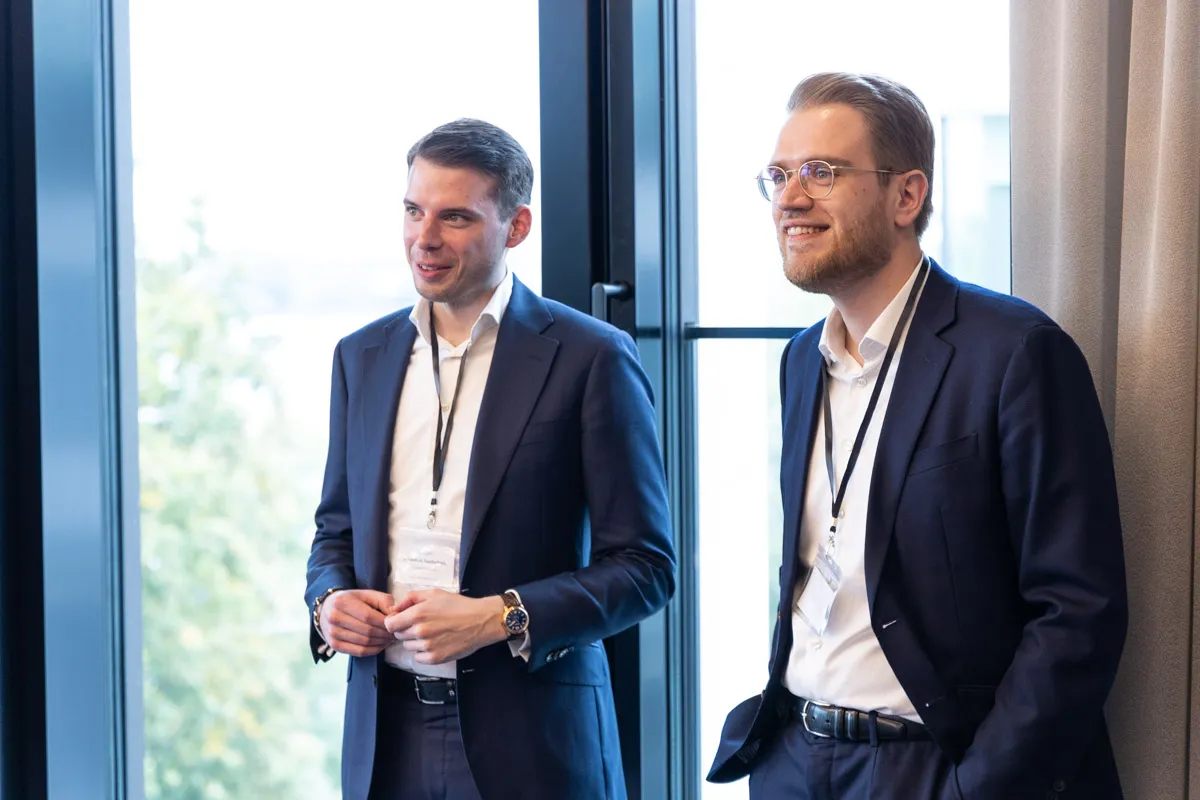2 Männer halten Meeting ab
