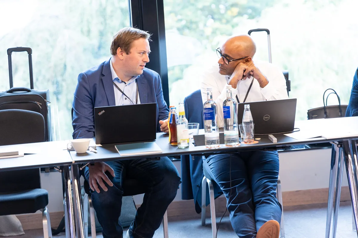 2 Männer in einem Meeting