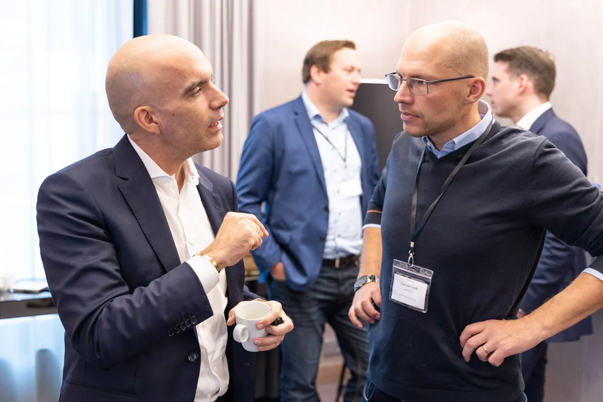 Männer unterhalten sich in der Meetingpause