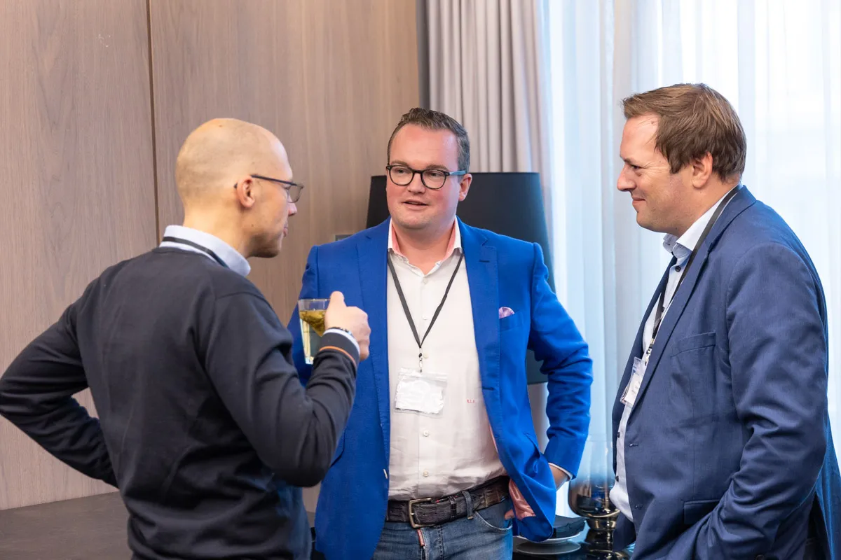 Männer unterhalten sich in Meetingpause