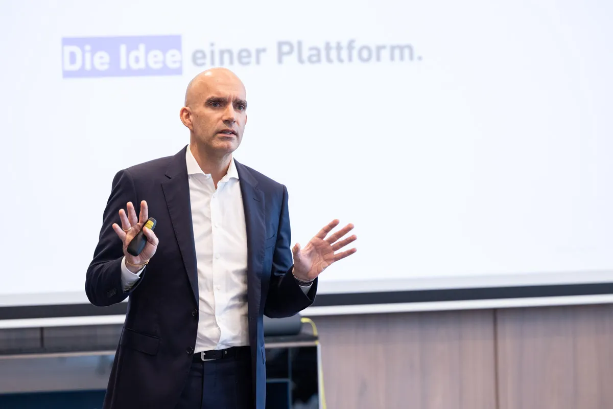 Mann hält Meeting ab