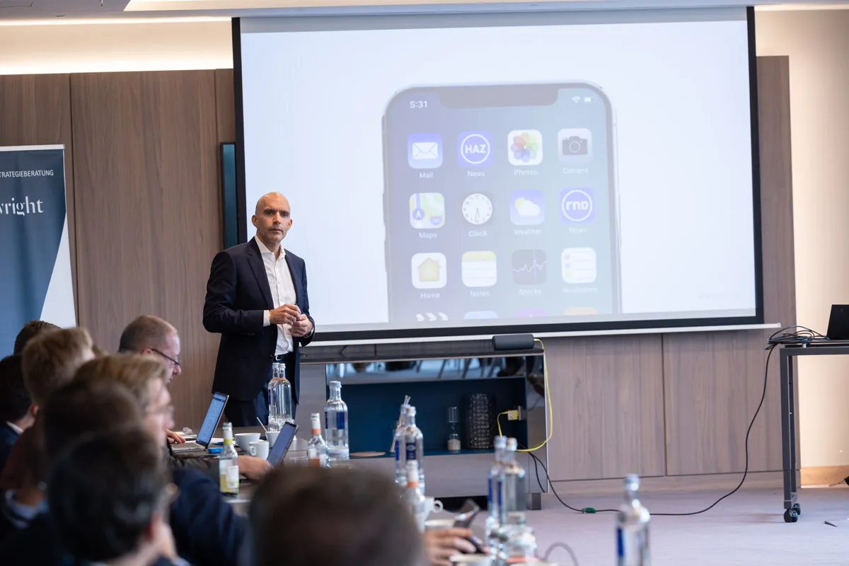 Mann hält Meeting ab