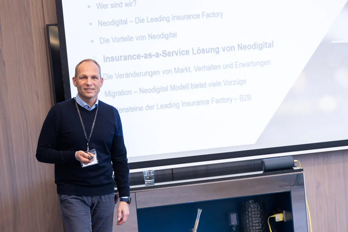 Mann hält Vortrag über Insurance as a Service Lösung