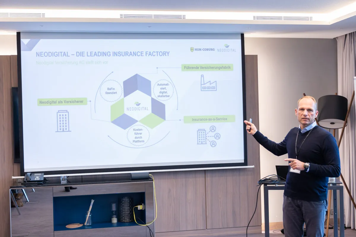 Großer Bildschirm mit Leading Insurance Factory Vortrag