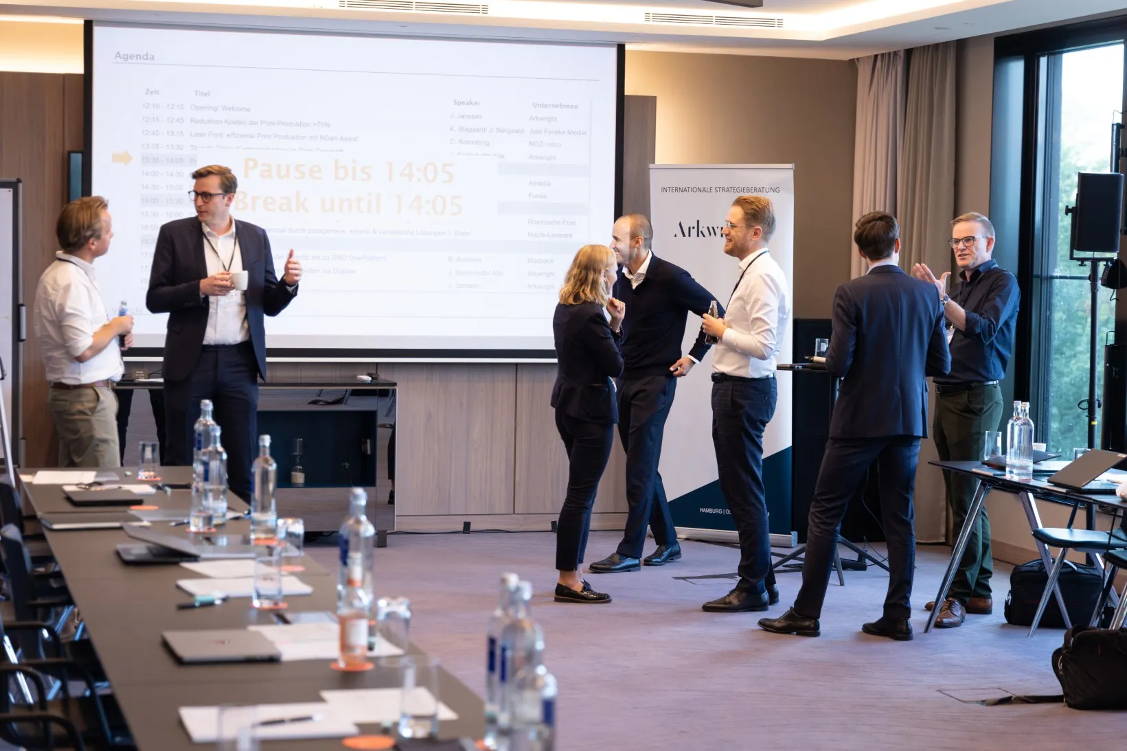 Ansicht eines Konferenzraumes mit sich unterhaltenden Menschen
