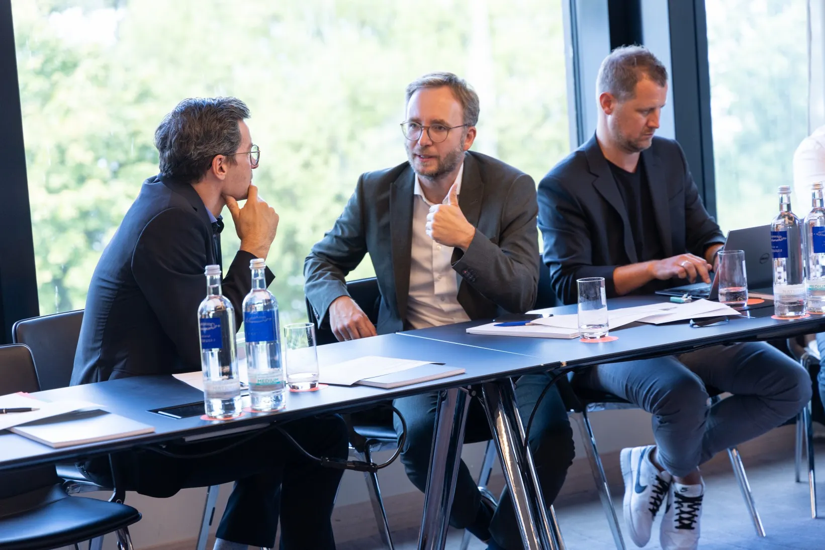 Ansicht eines Konferenzraumes mit sich unterhaltenden Menschen