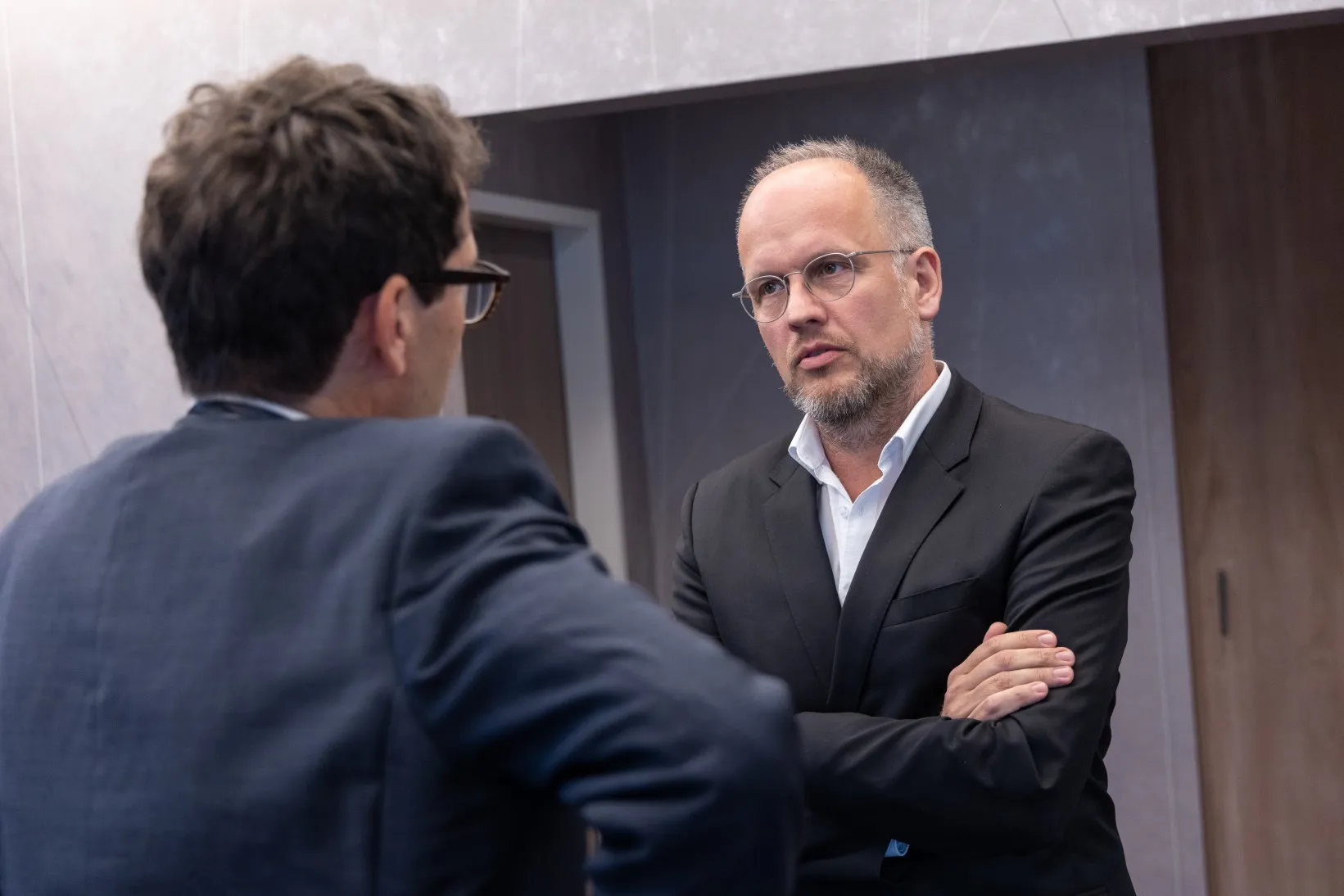 Männer führen ein Gespräch