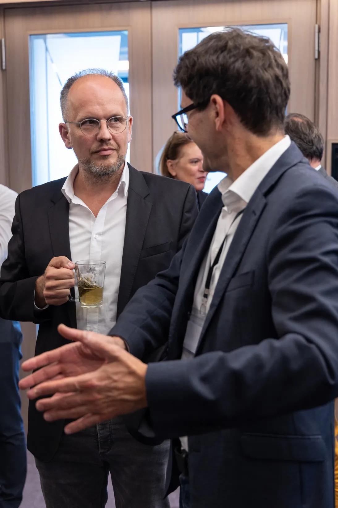 Männer führen ein Gespräch