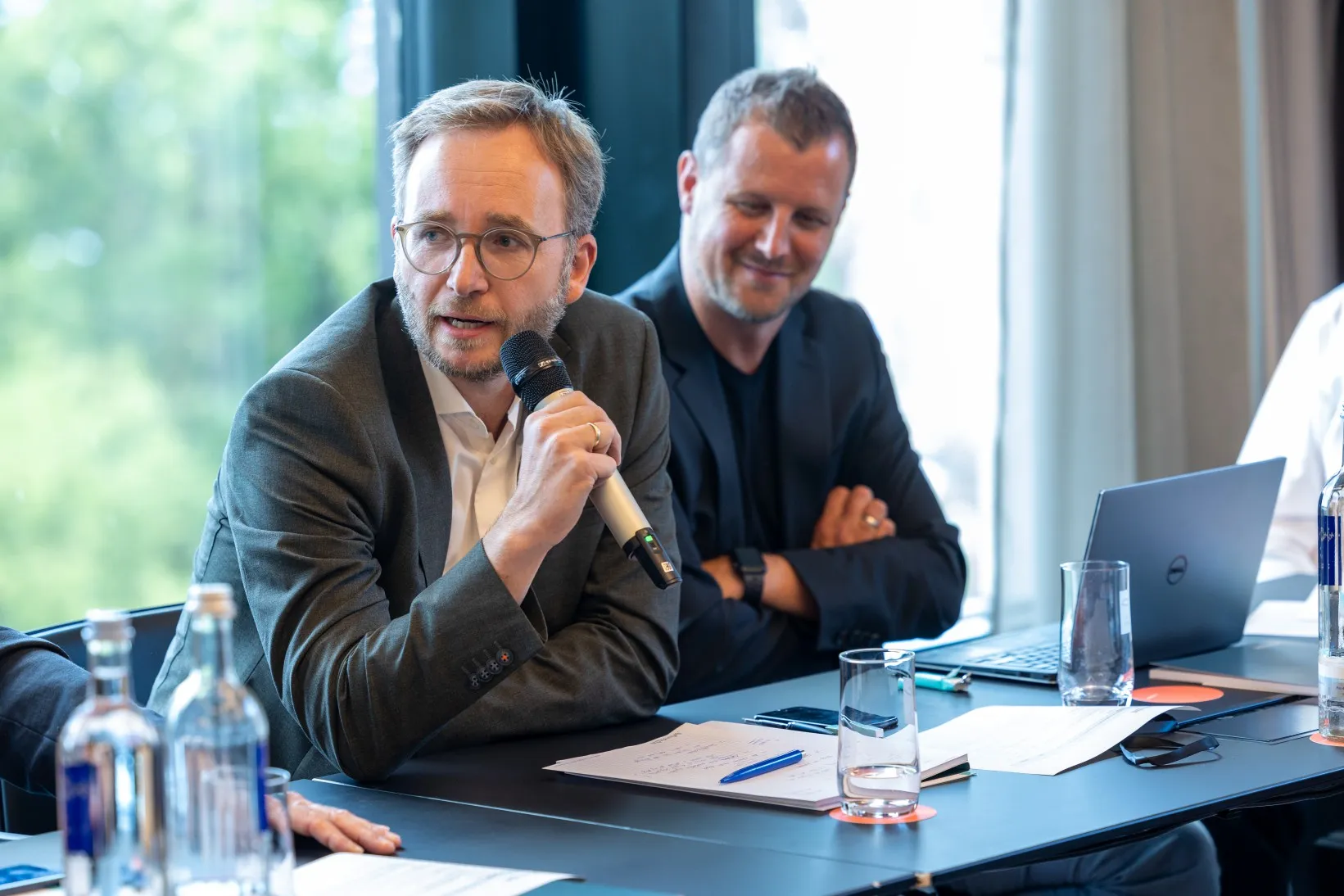 Männer an einem Konferenztisch diskutieren