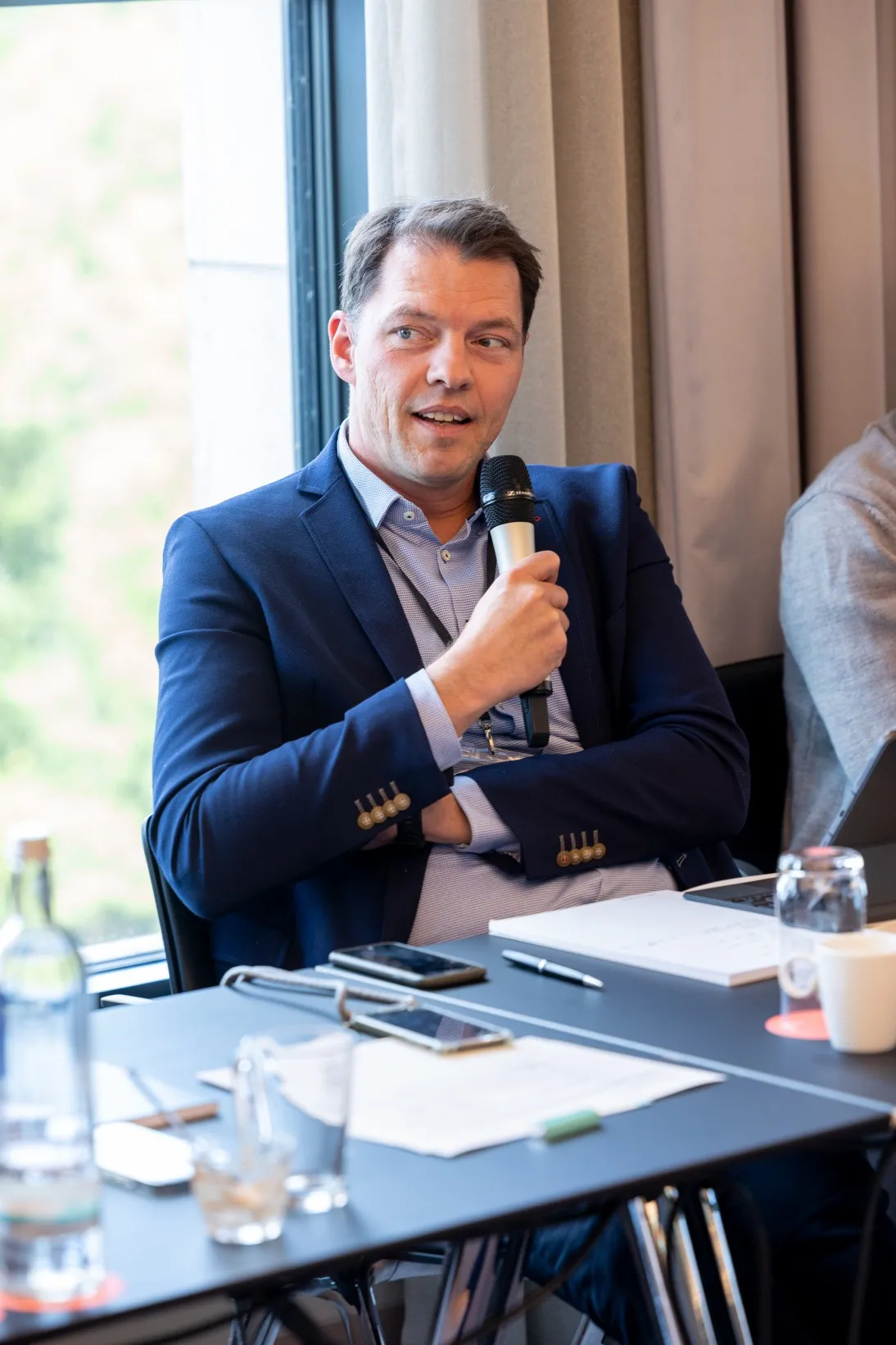 Mann spricht in ein Mikrofon