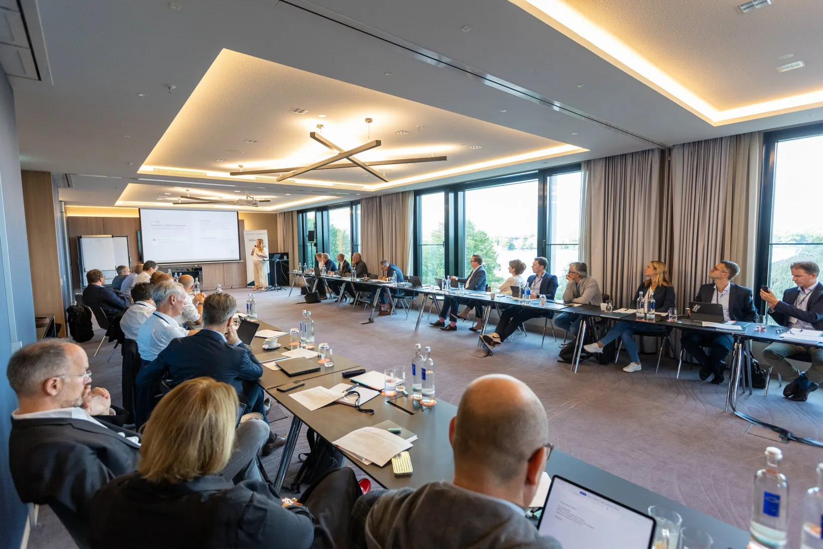 Aufnahme aus einem Konferenzraum mit Menschen im Business Casual Chic
