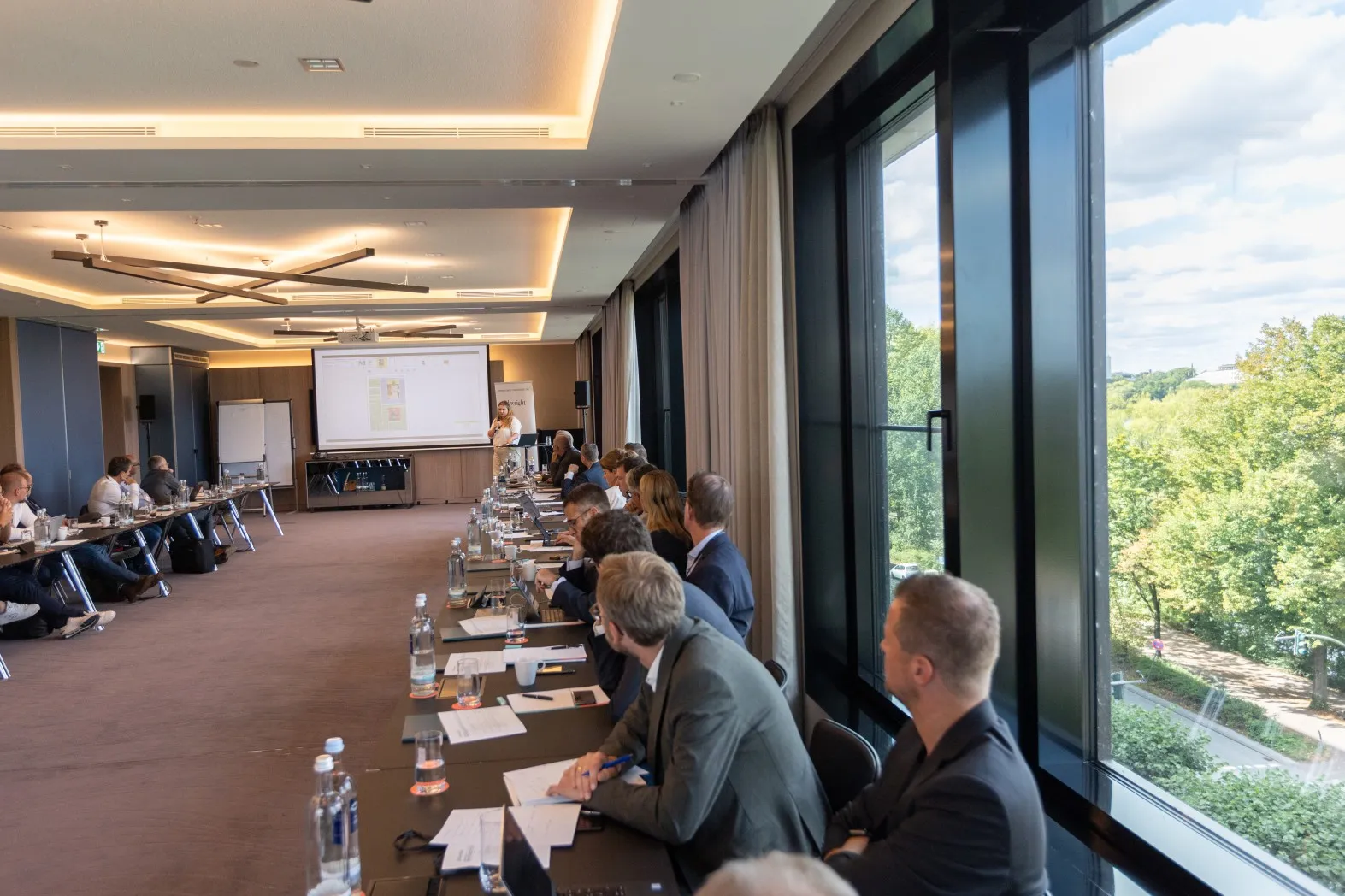 Aufnahme aus einem Konferenzraum mit Menschen im Business Casual Chic