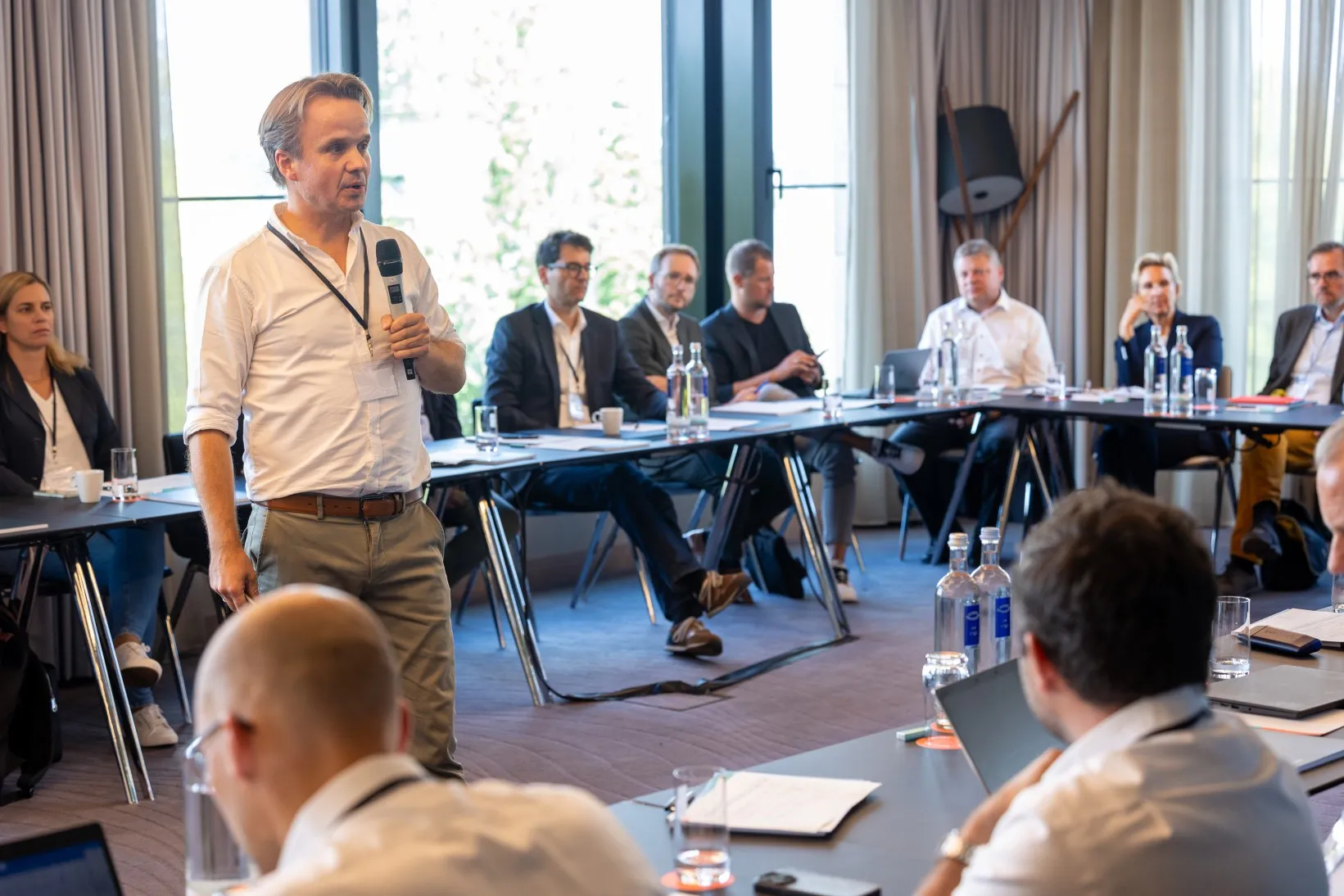 Männer in einem Konferenzraum