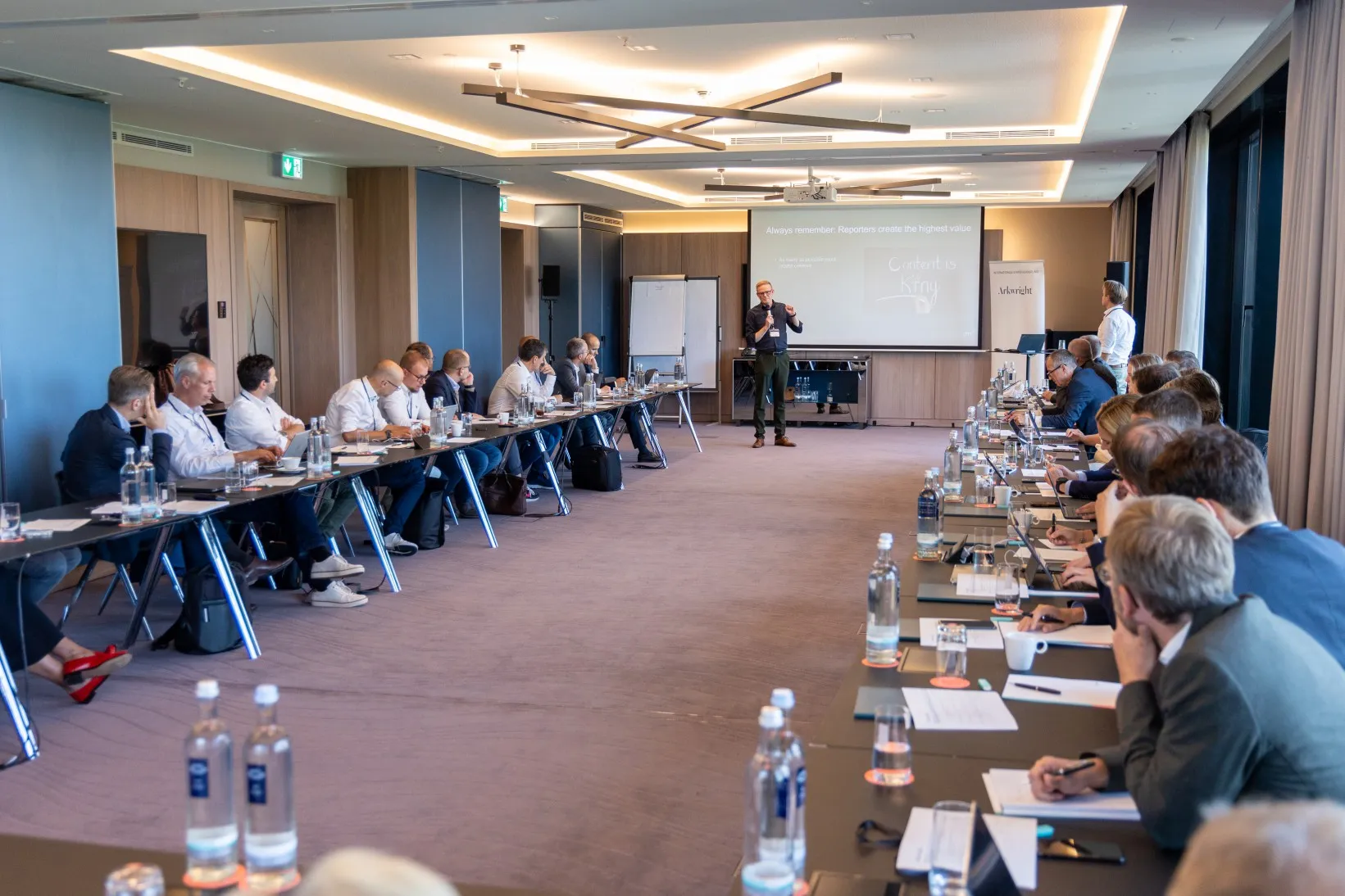 Aufnahme eines Konferenzraumes mit vielen Menschen