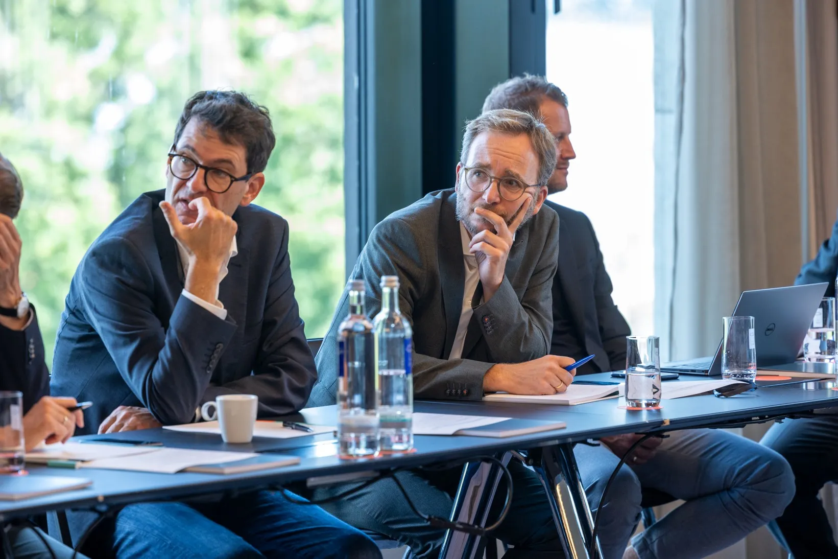 Menschen hören gespannt einem Vortrag zu