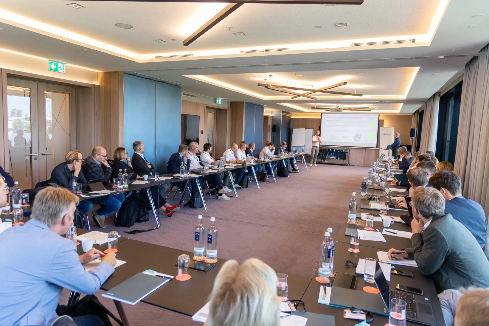 Versammlung im Konferenzraum