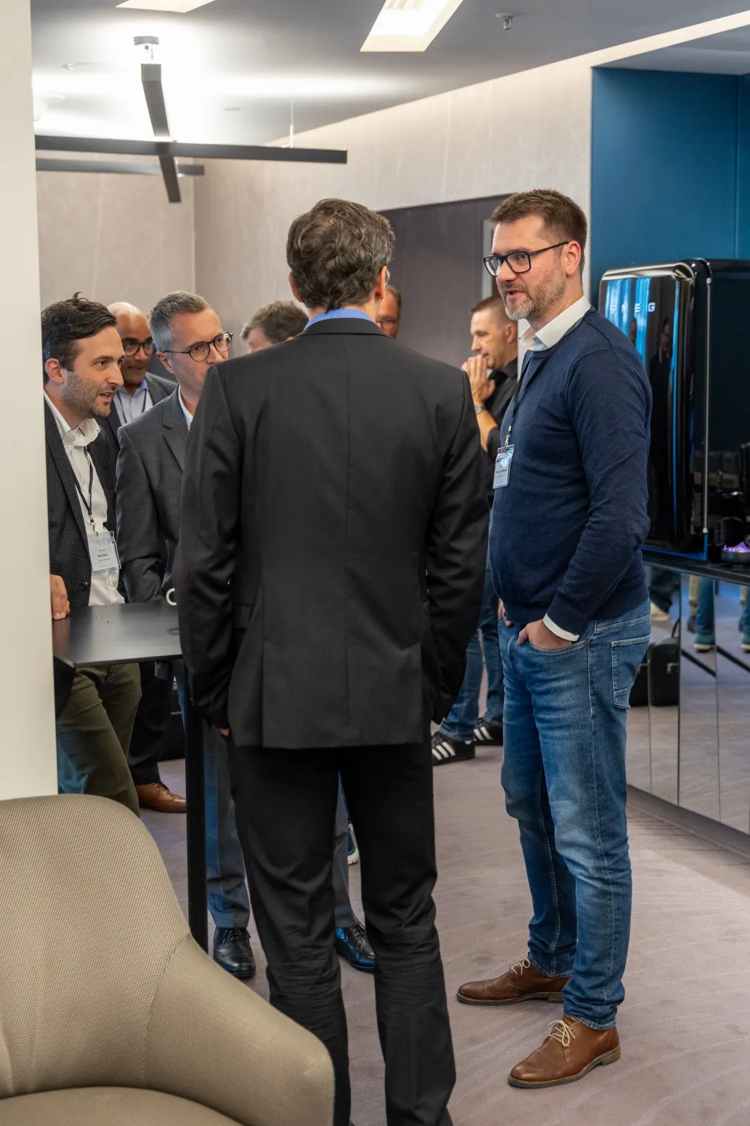 Geschäftsmänner im Anzug / Business Casual führen ein Gespräch