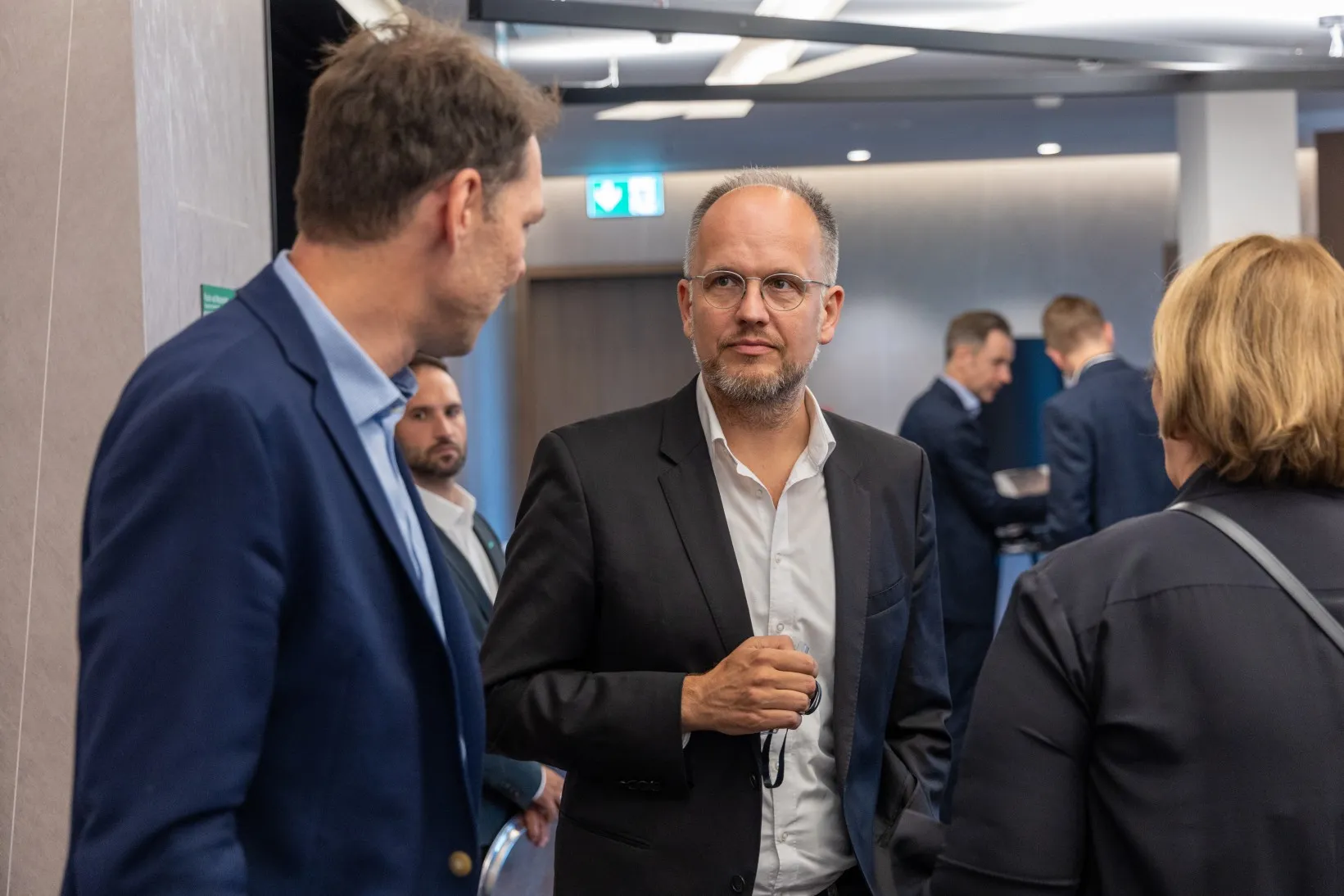 Geschäftsmänner im Anzug / Business Casual führen ein Gespräch