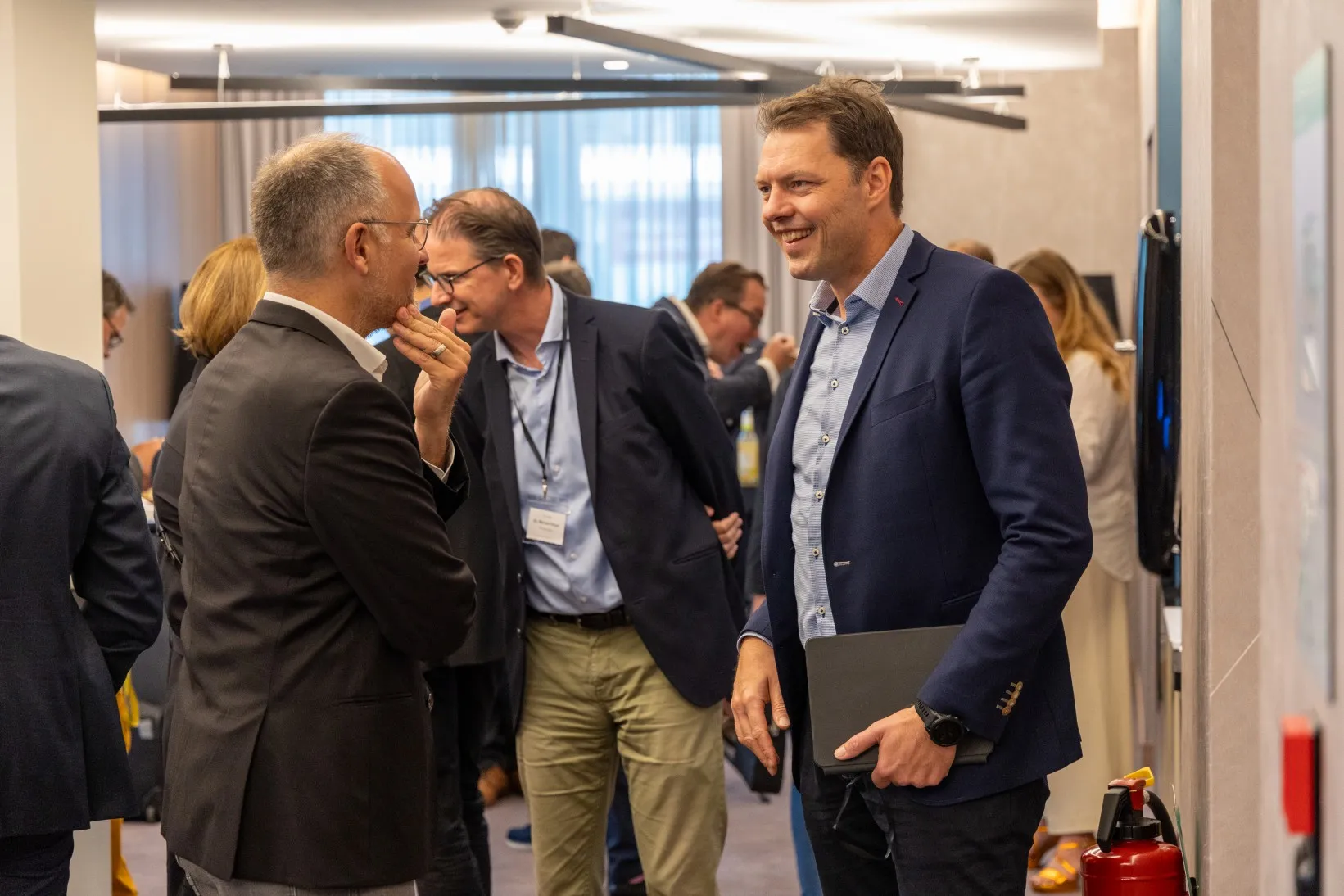 Menschen in Anzügen unterhalten sich
