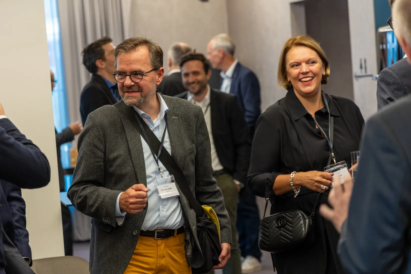 Menschen beim Verlassen des Roundtables