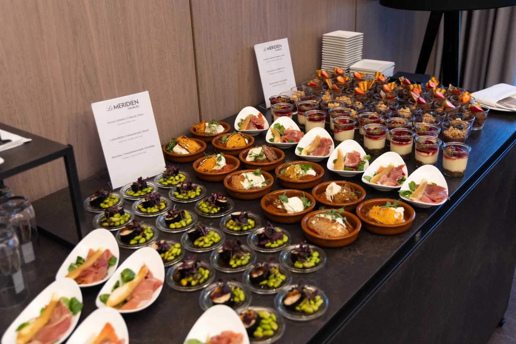 Buffet mit vielen kleinen Köstlichkeiten
