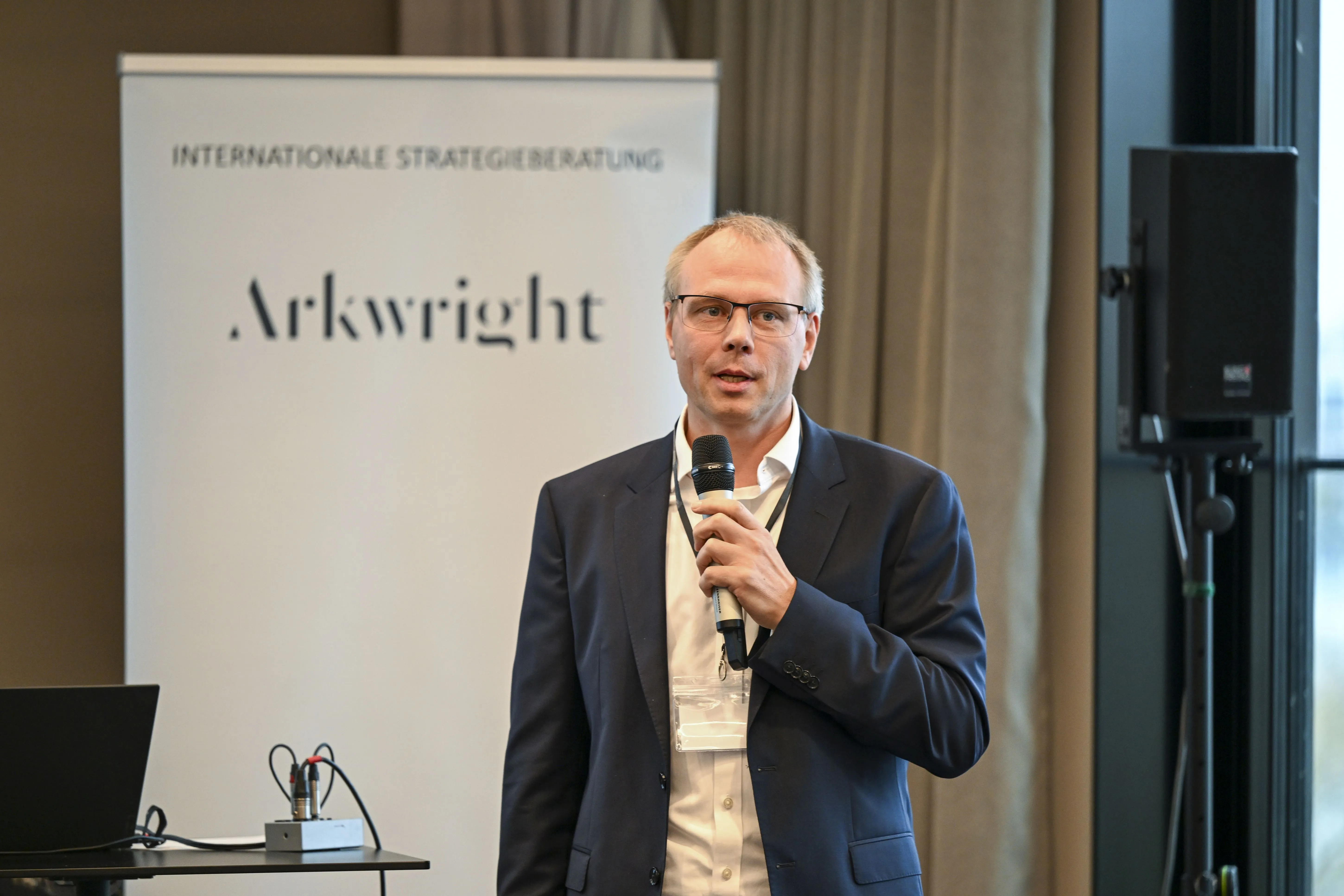 Mann spricht in ein Mikrofon