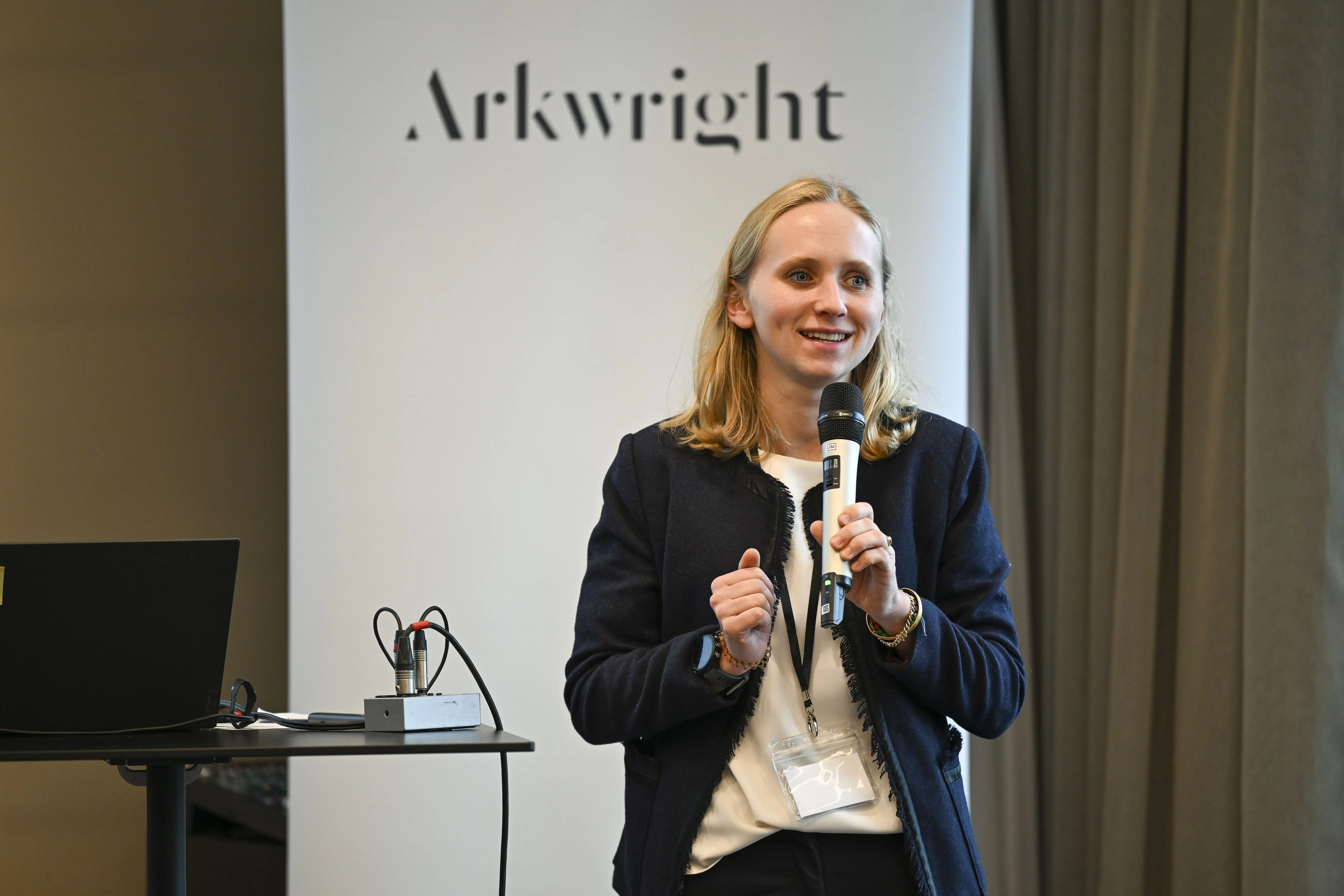 Frau spricht in ein Mikrofon