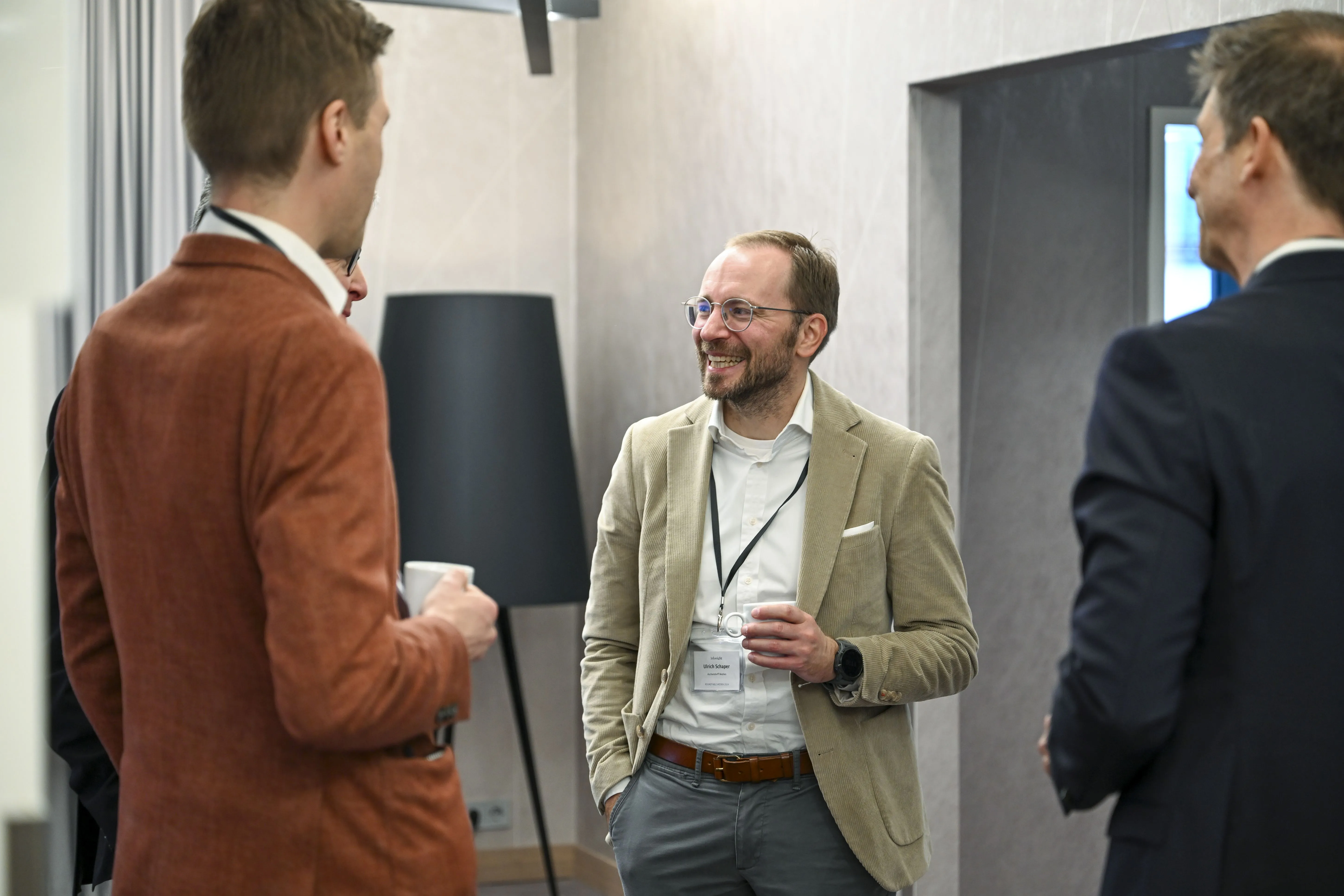 Geschäftsleute unterhalten sich im Meetingraum