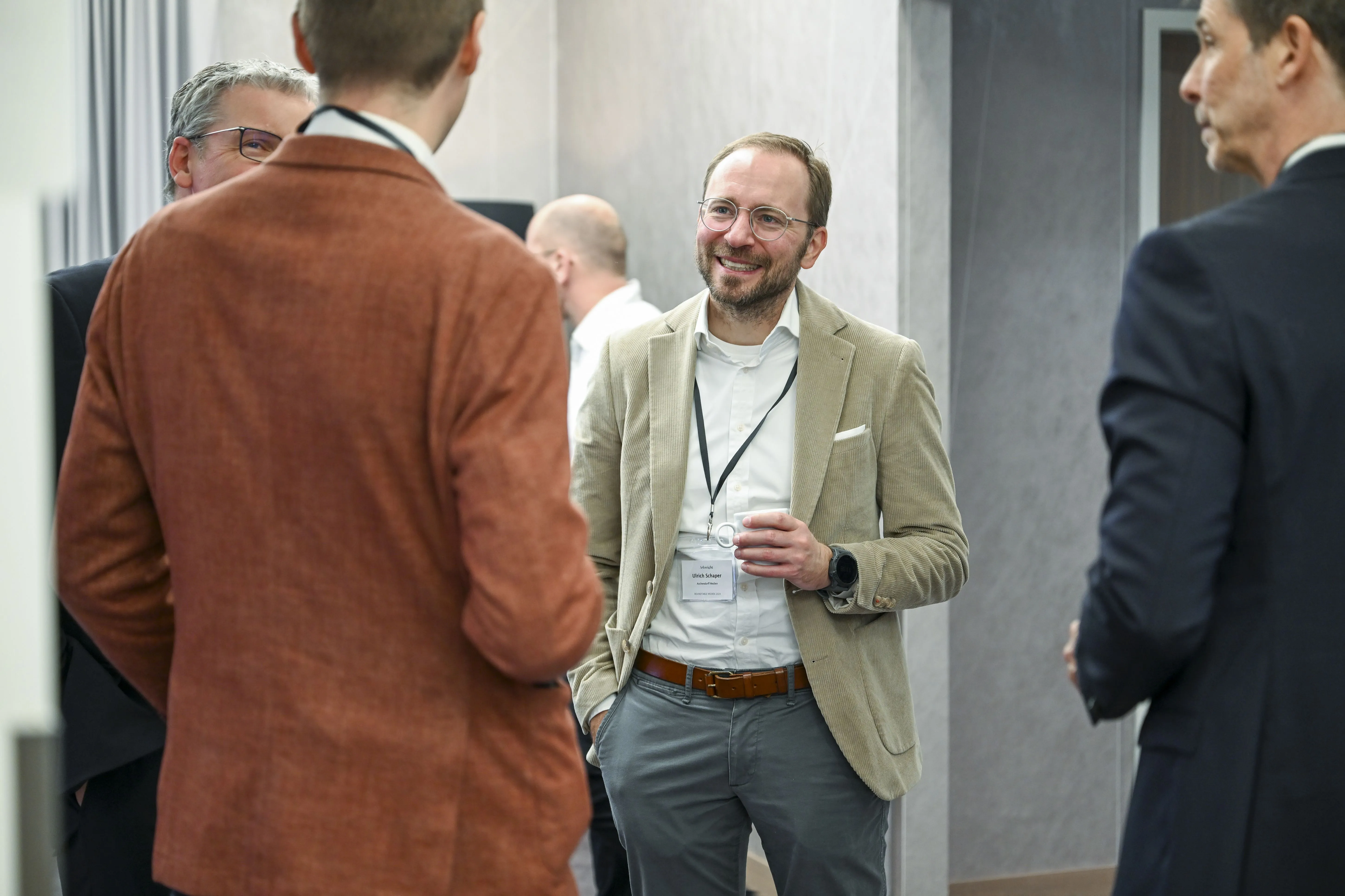 Geschäftsleute unterhalten sich im Meetingraum