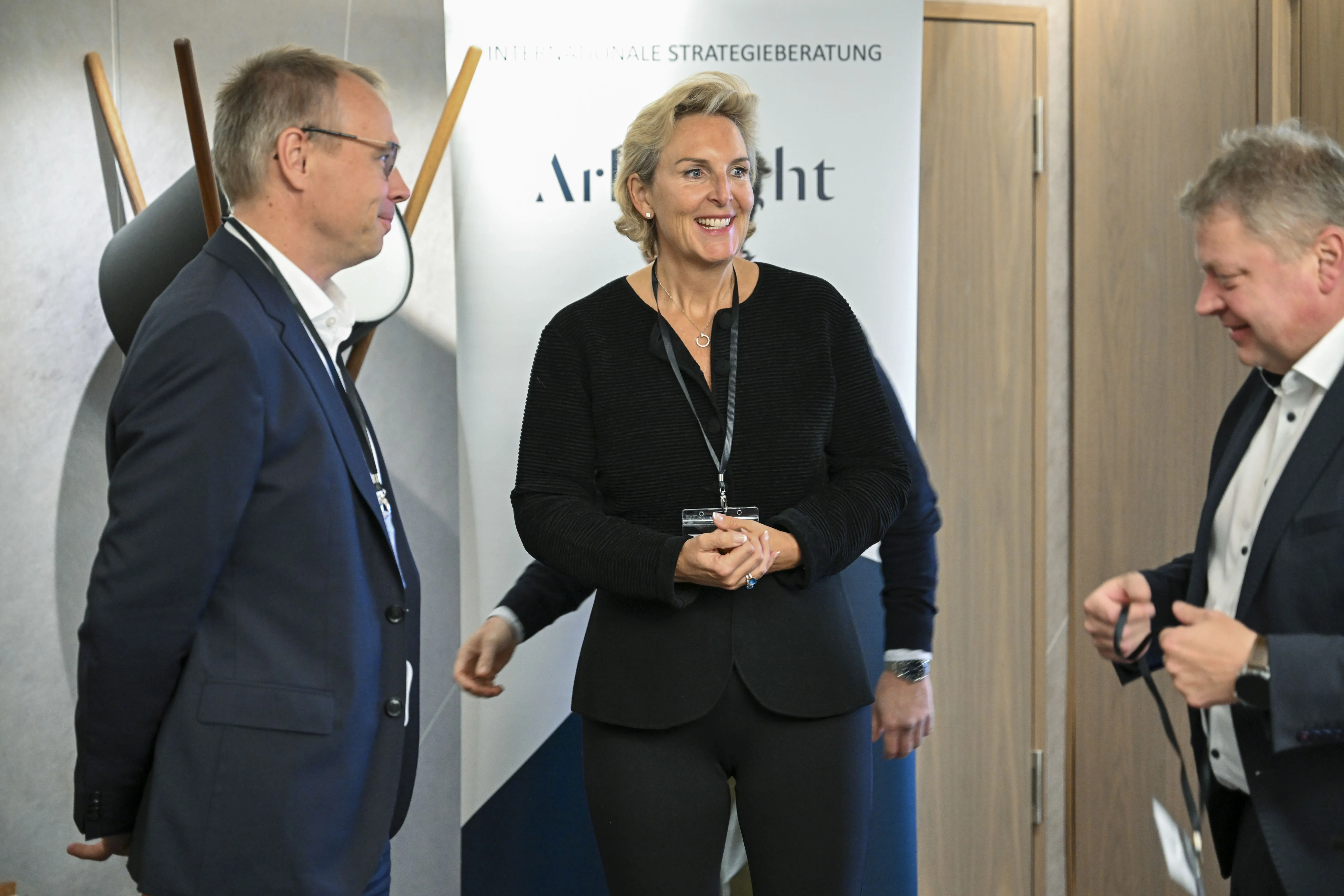 Geschäftsleute unterhalten sich im Meetingraum