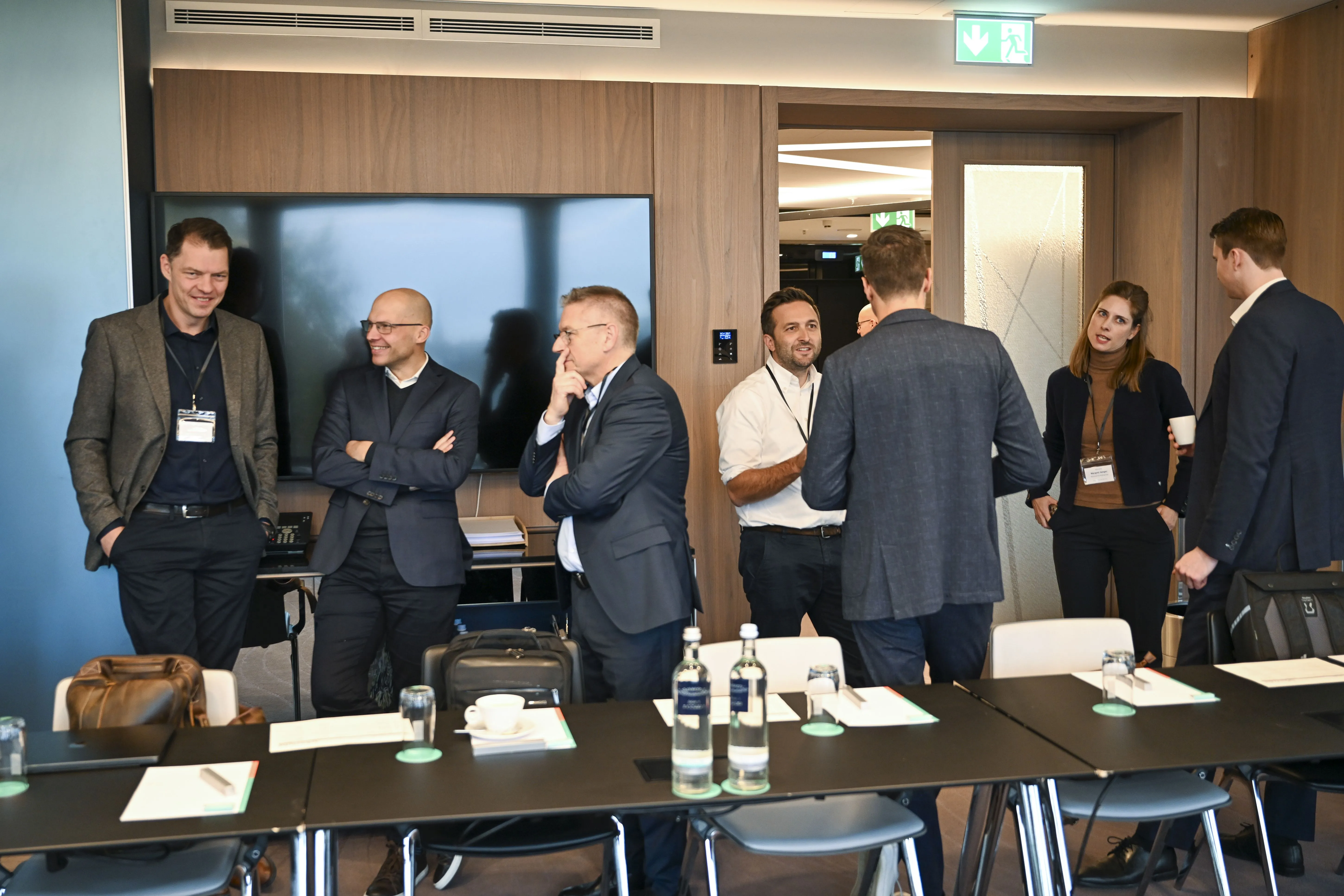 Geschäftsleute unterhalten sich im Meetingraum