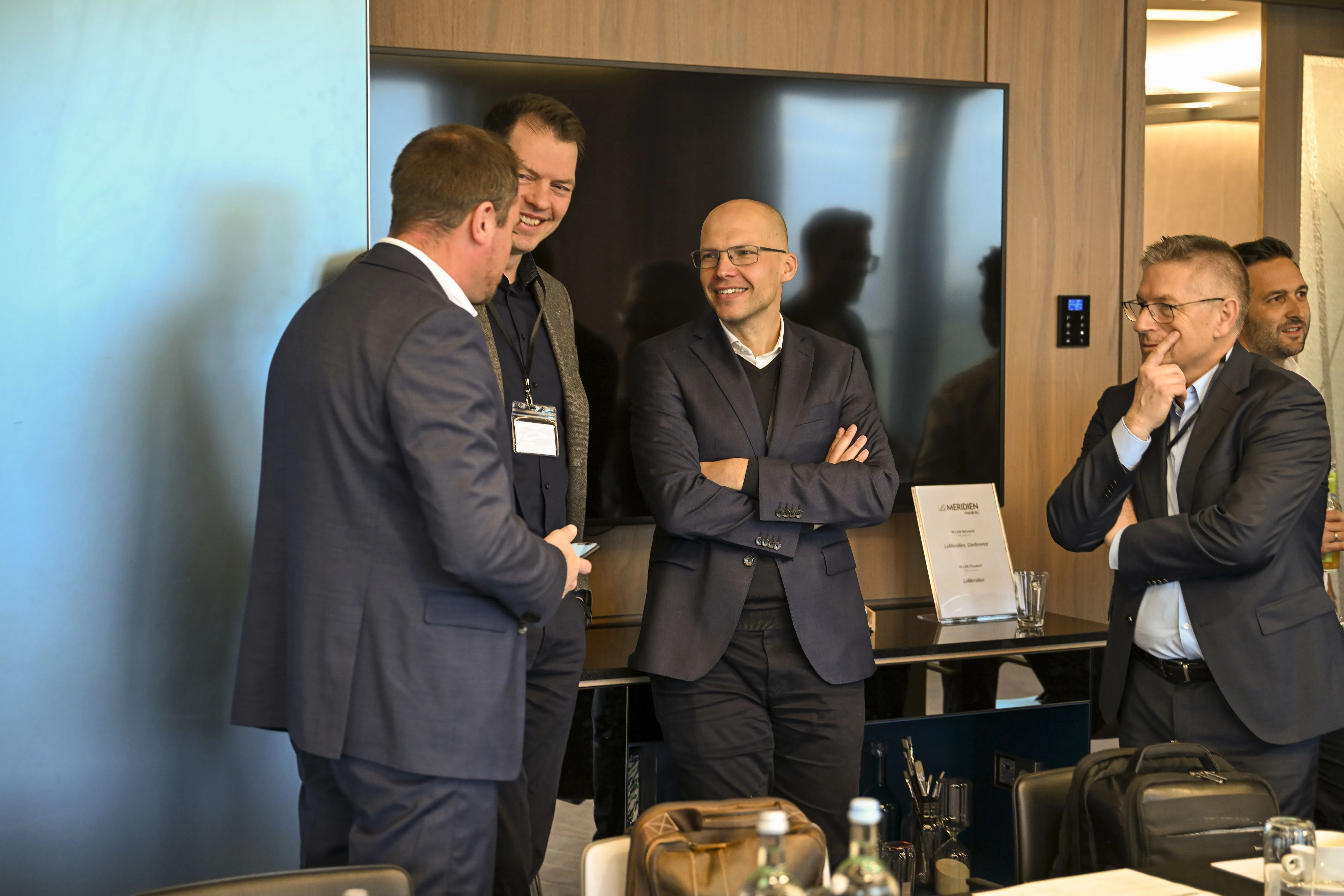 Geschäftsleute unterhalten sich im Meetingraum