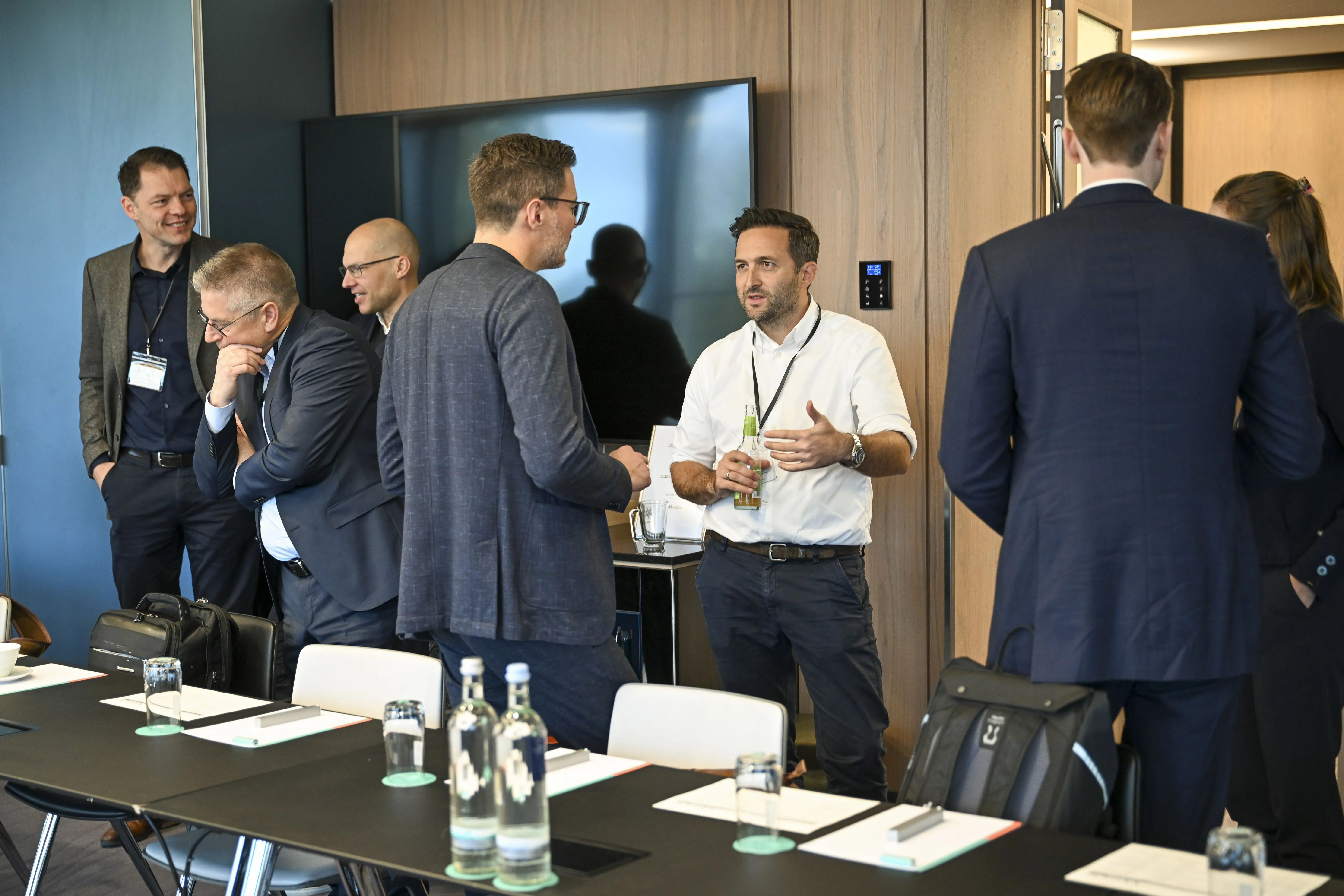 Geschäftsleute unterhalten sich im Meetingraum