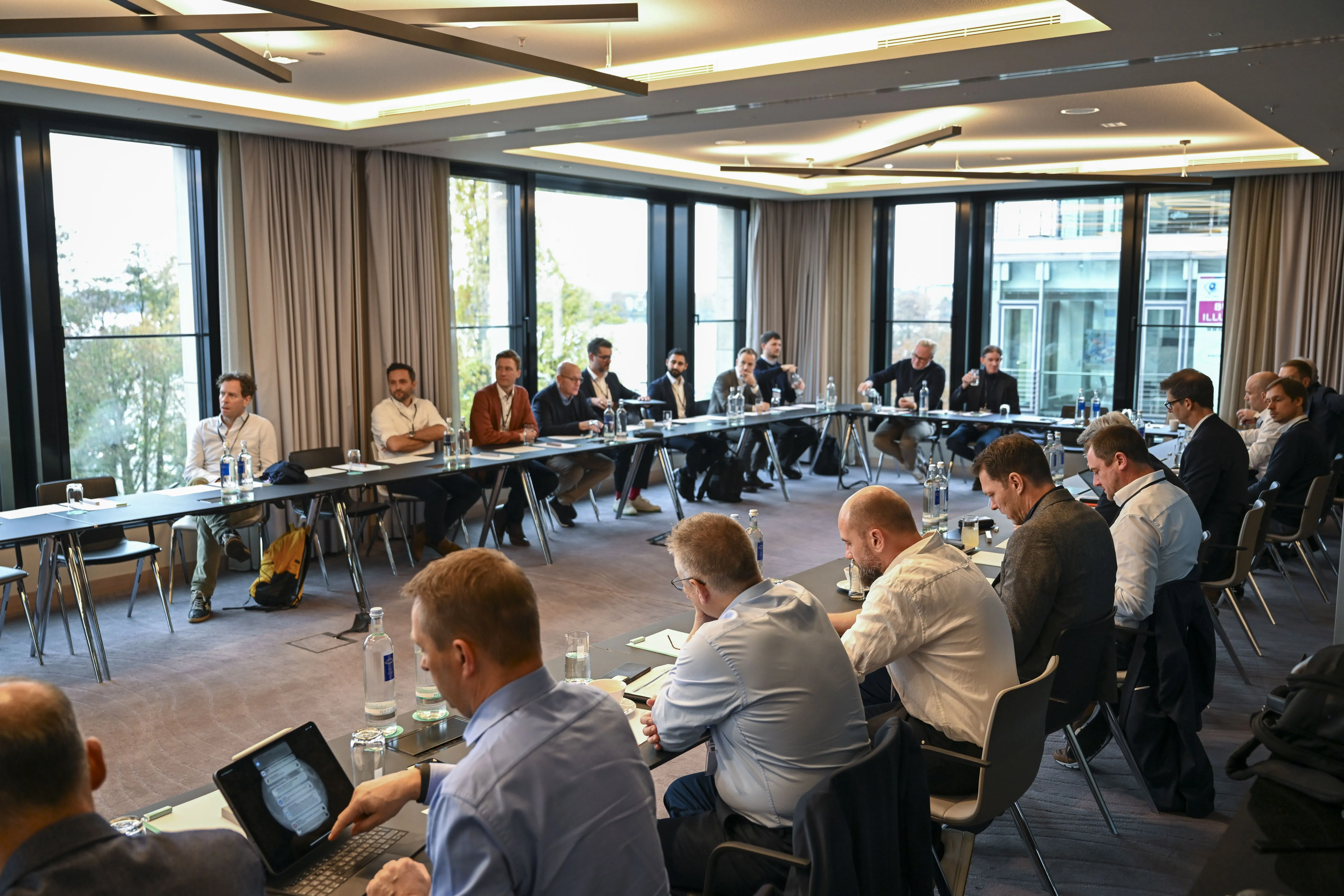 Frontalansicht von Menschen in einem Konferenzraum am Tisch