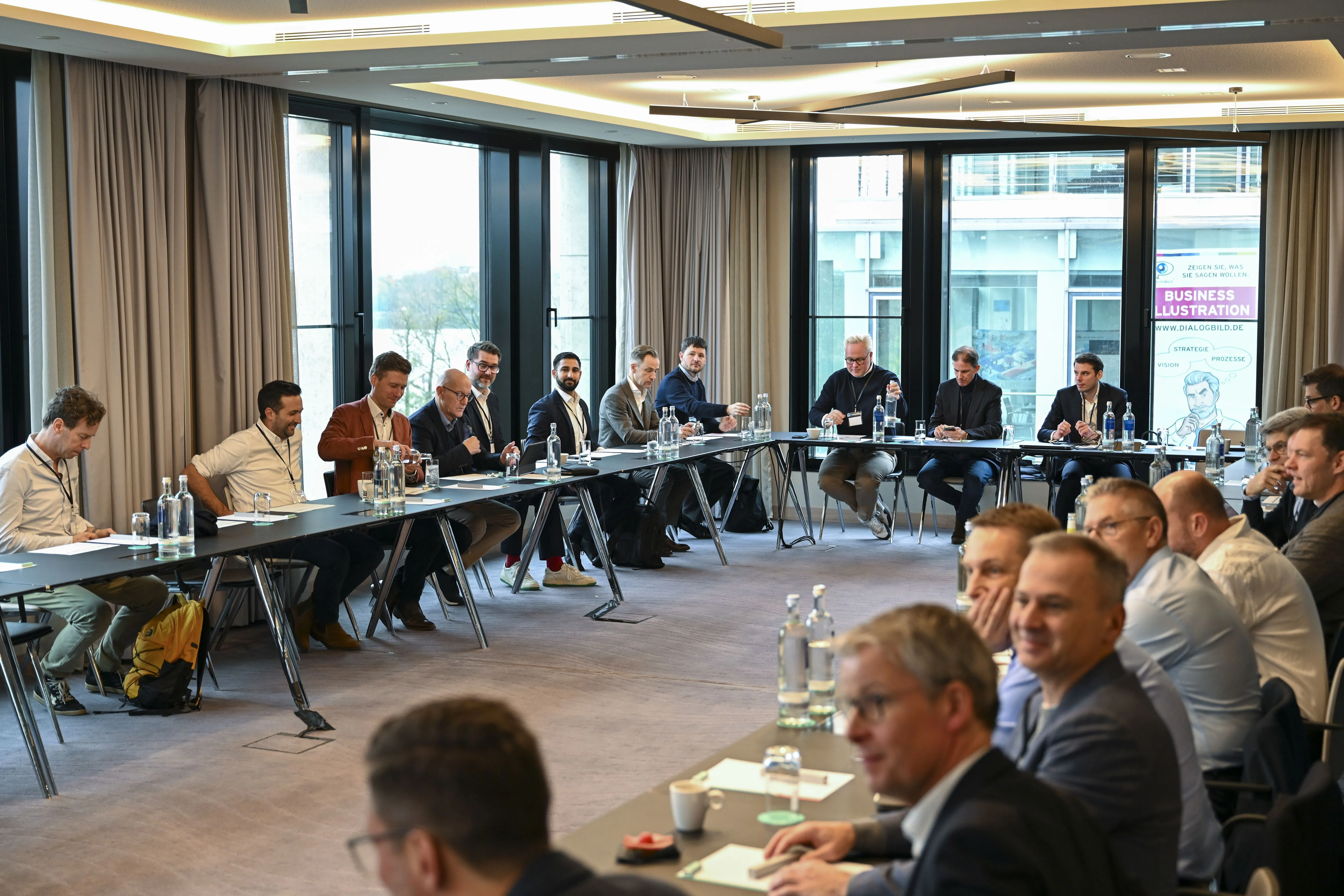 Frontalansicht von Menschen in einem Konferenzraum am Tisch