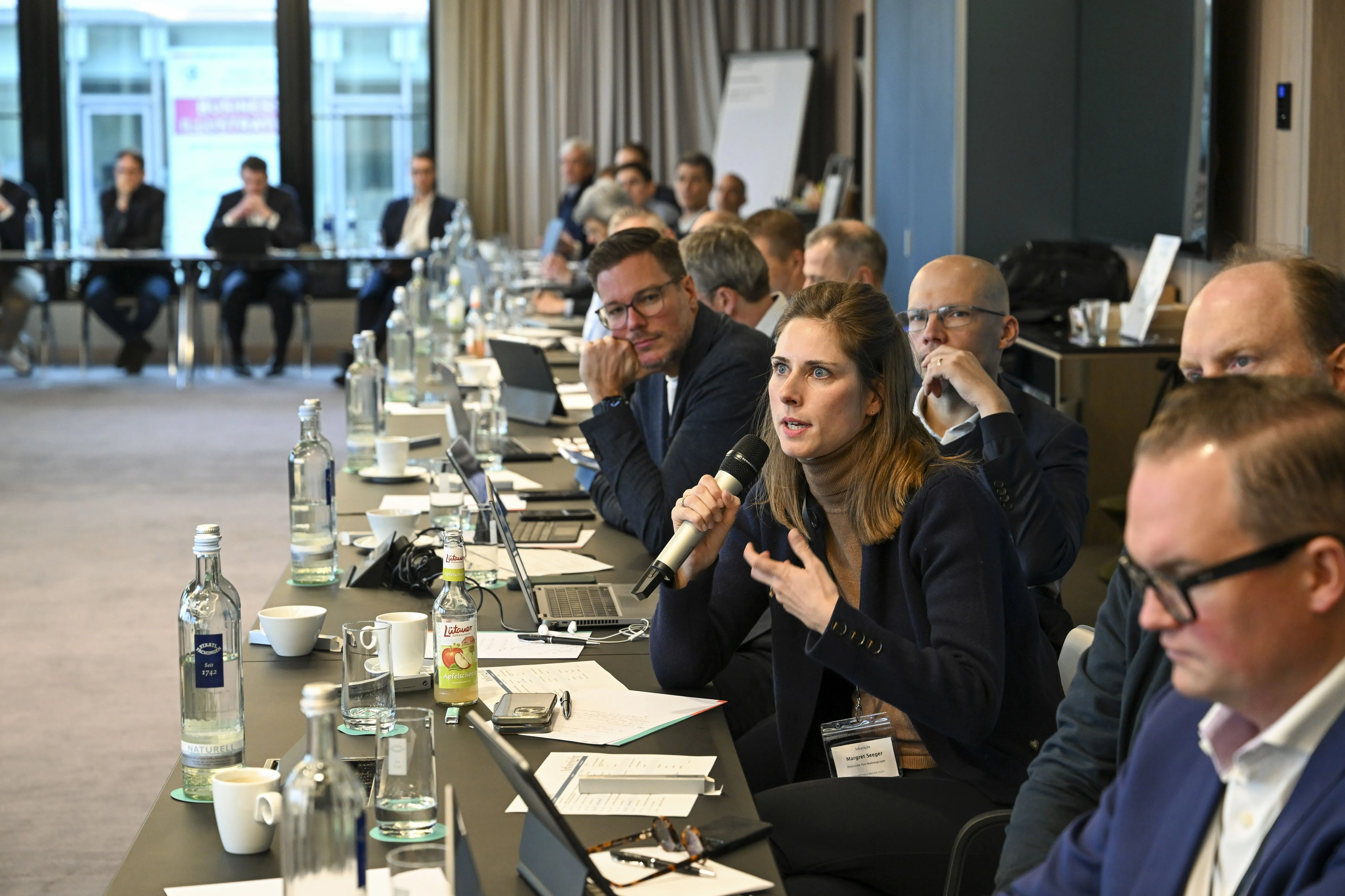 Ansicht von Geschäftsleuten die in einem Konferenzraum sitzen