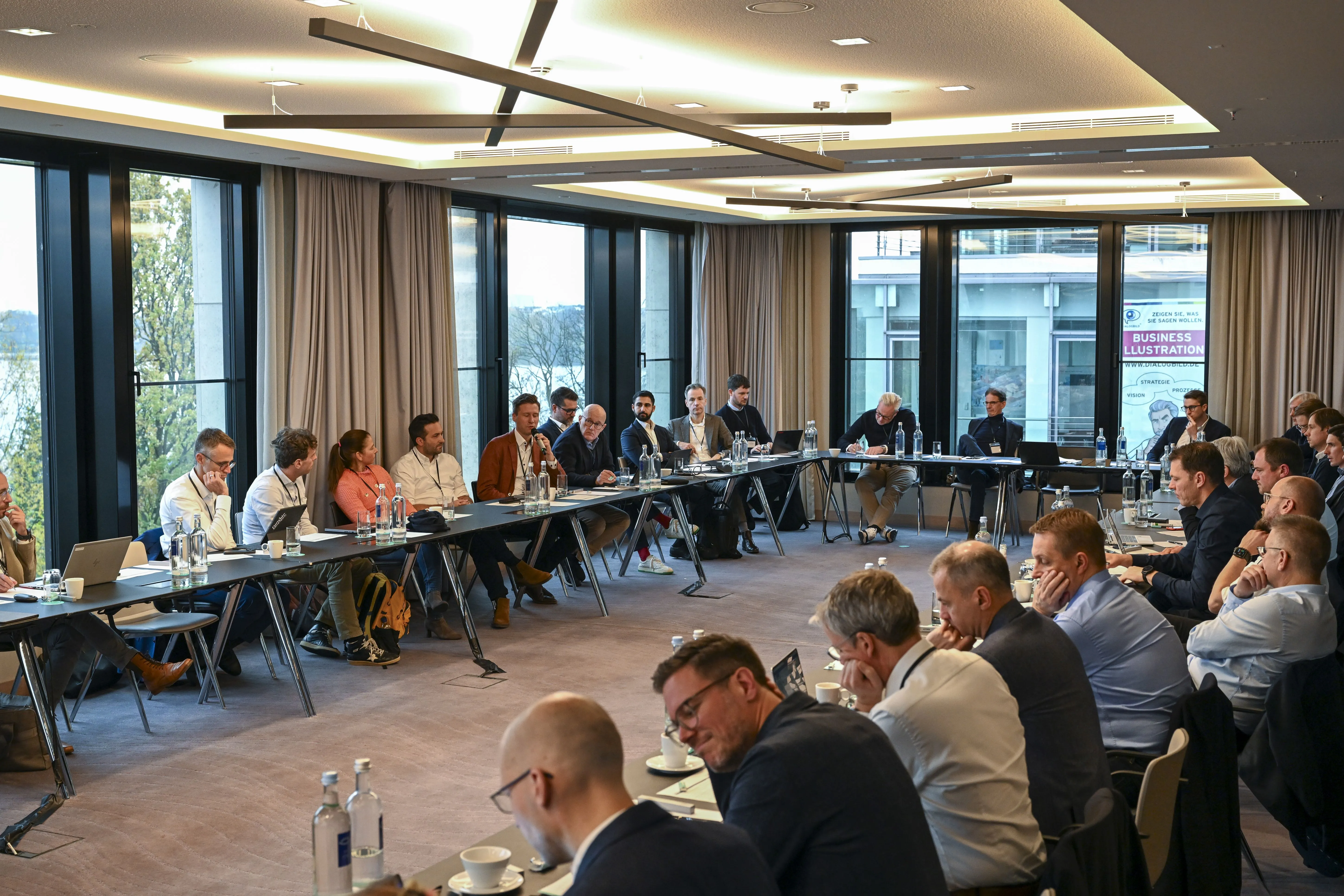 Ansicht von Geschäftsleuten die in einem Konferenzraum sitzen