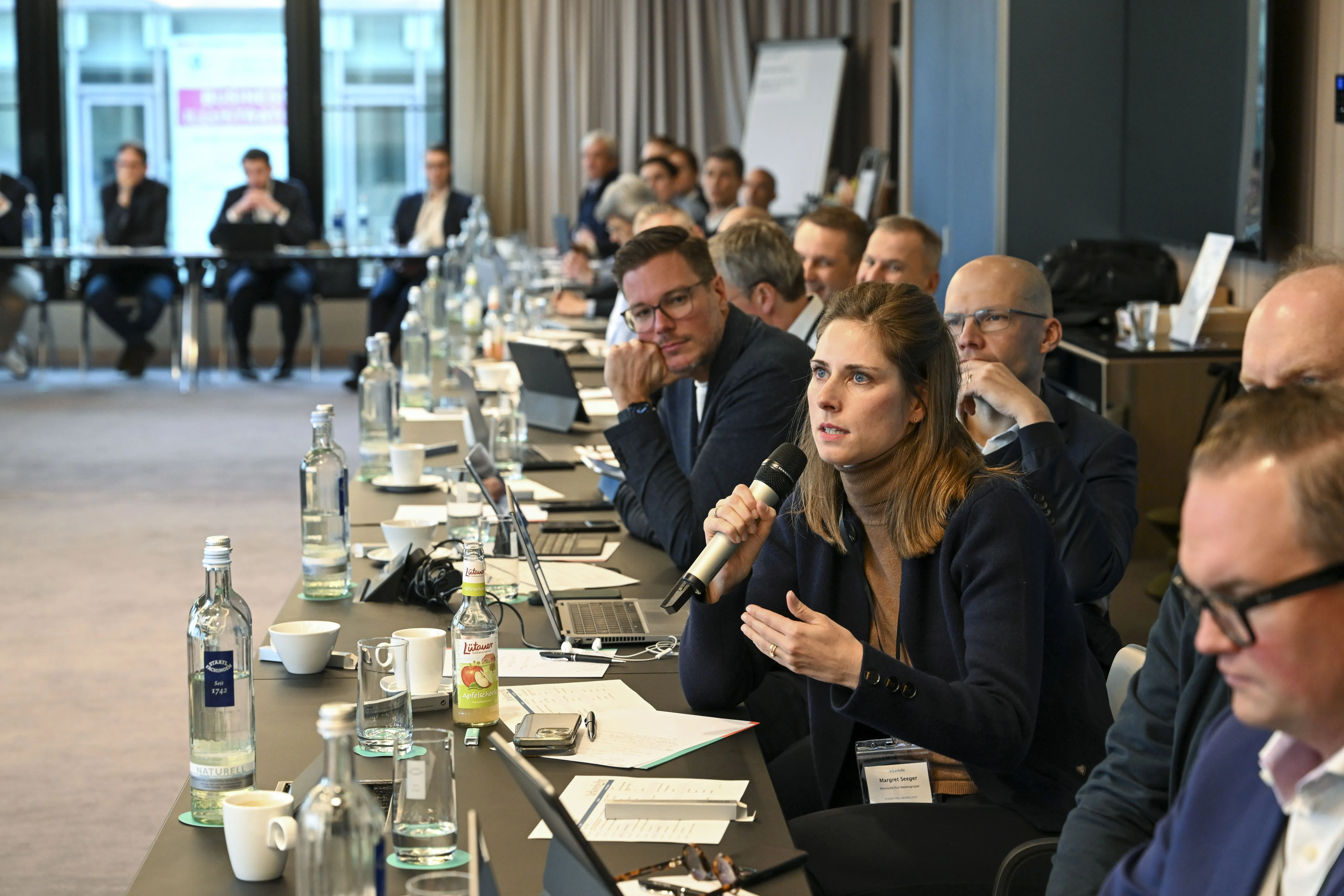 Ansicht von Geschäftsleuten die in einem Konferenzraum sitzen