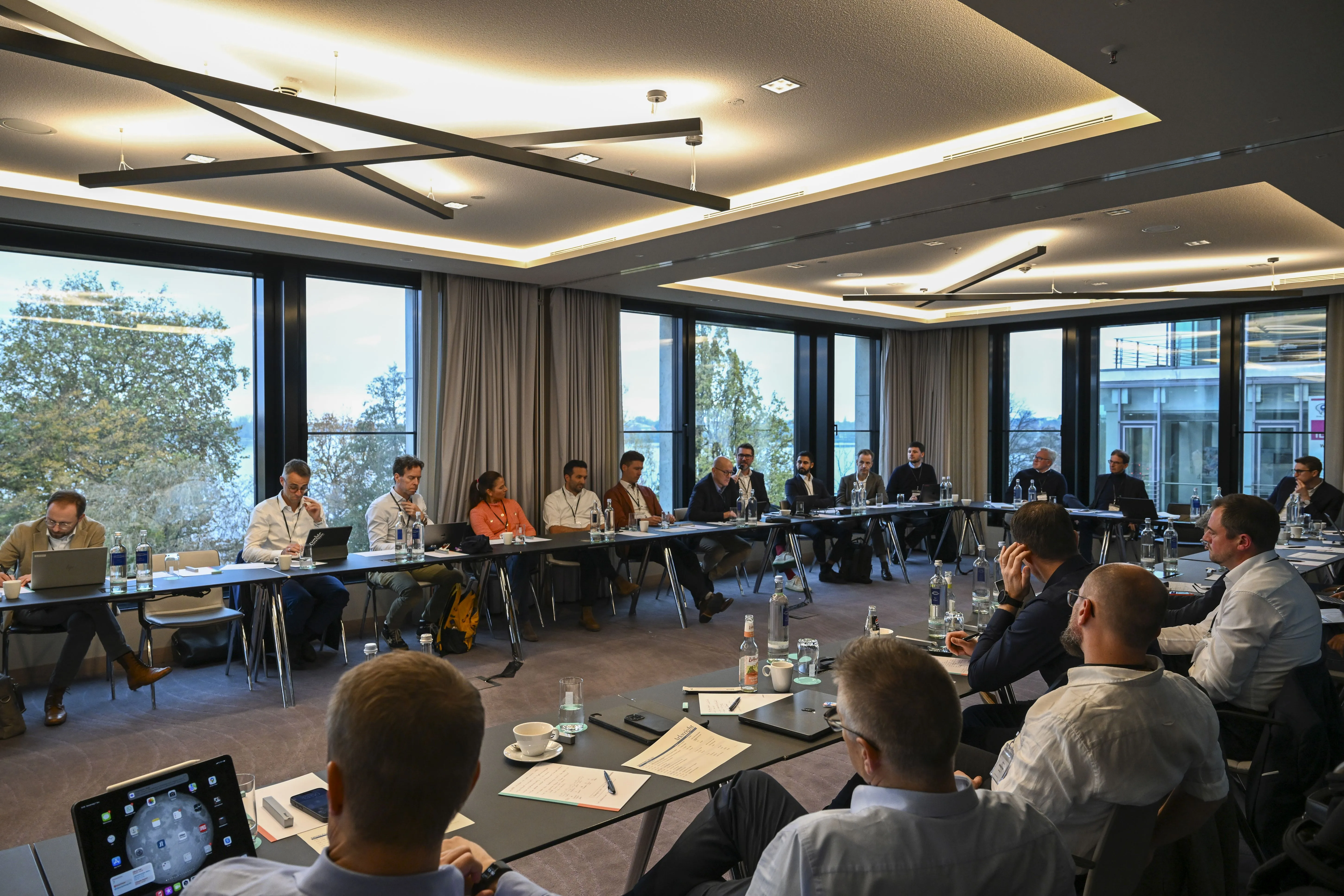 Ansicht von Geschäftsleuten die in einem Konferenzraum sitzen