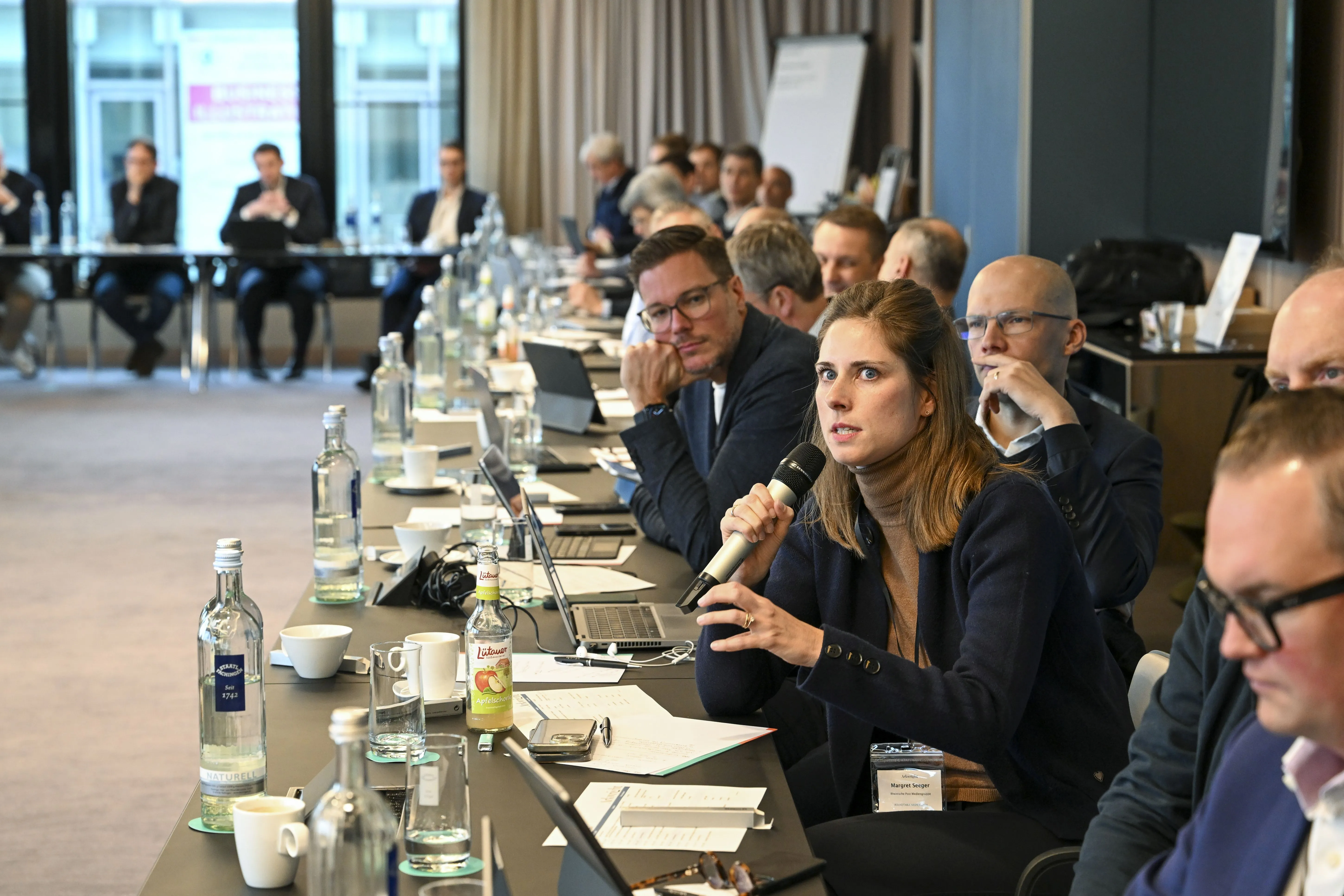 Ansicht von Geschäftsleuten die in einem Konferenzraum sitzen