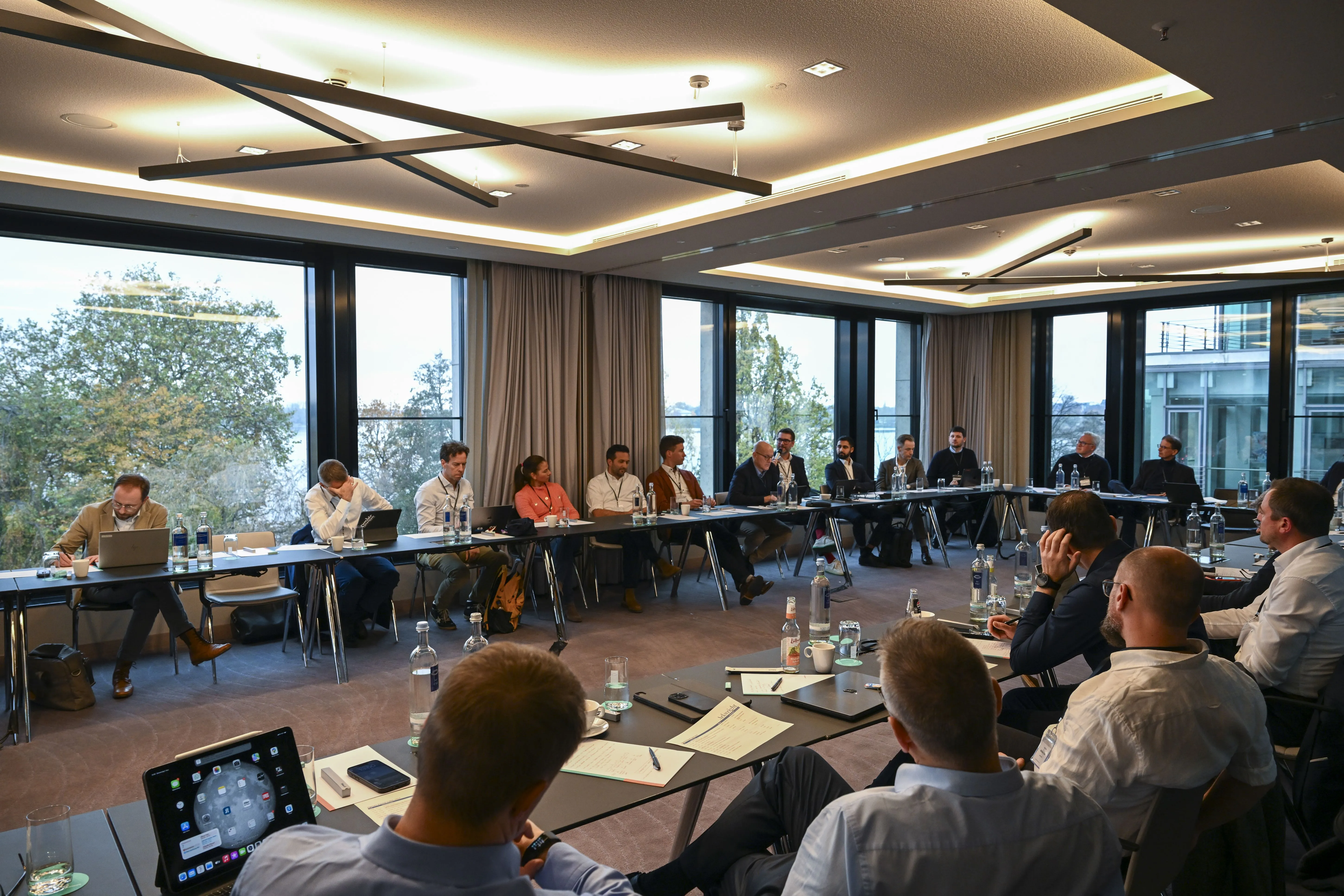 Ansicht von Geschäftsleuten die in einem Konferenzraum sitzen