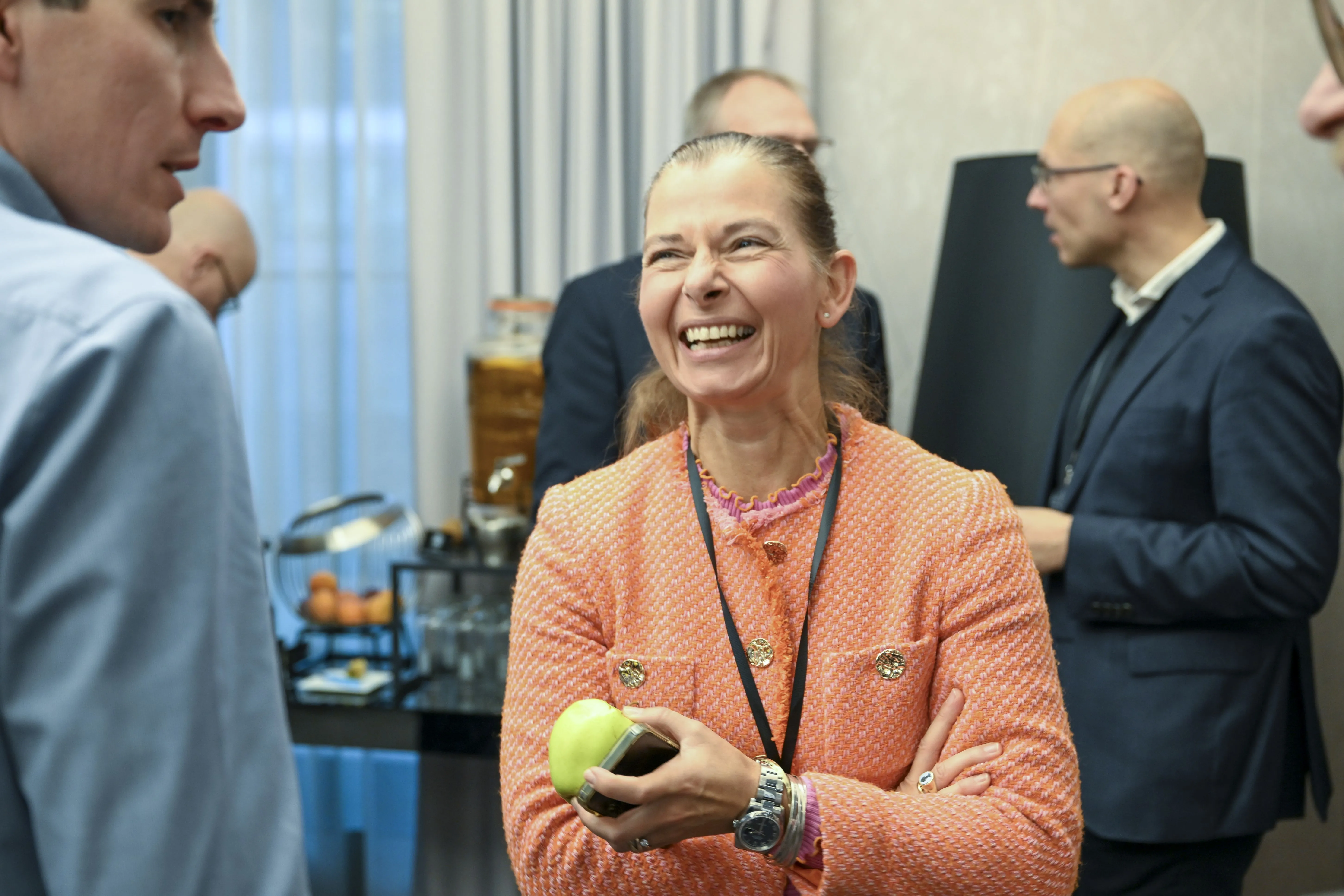 Lachende Frau mit Apfel in der Hand