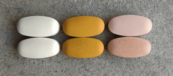 Filmtabletten mit Titandioxid (oben) und ihre Äquivalente ohne Titandioxid (unten)