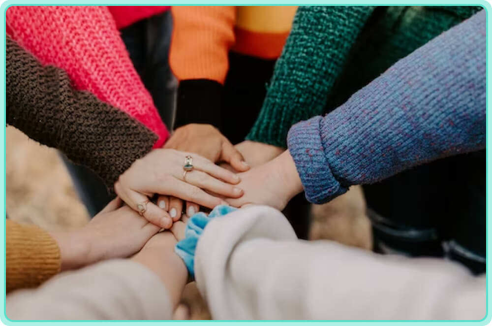 Les mains d'une équipe unie pour la collecte de fonds