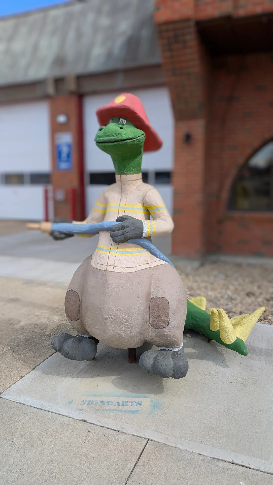 A image of a dinosaur statue Firoz